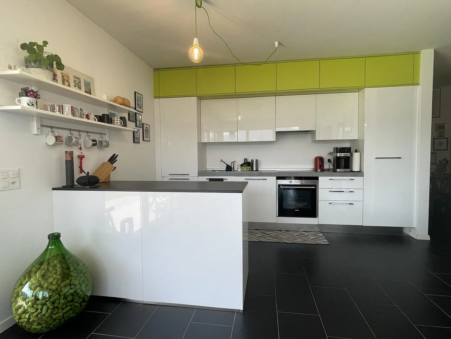 SCHÖNE 3.5-WOHNUNG MIT GROSSER TERRASSE UND 2 PARKPLÄTZEN - Foto 4 von 13
