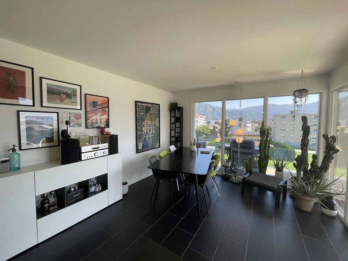 SCHÖNE 3.5-WOHNUNG MIT GROSSER TERRASSE UND 2 PARKPLÄTZEN - Foto 2 von 13