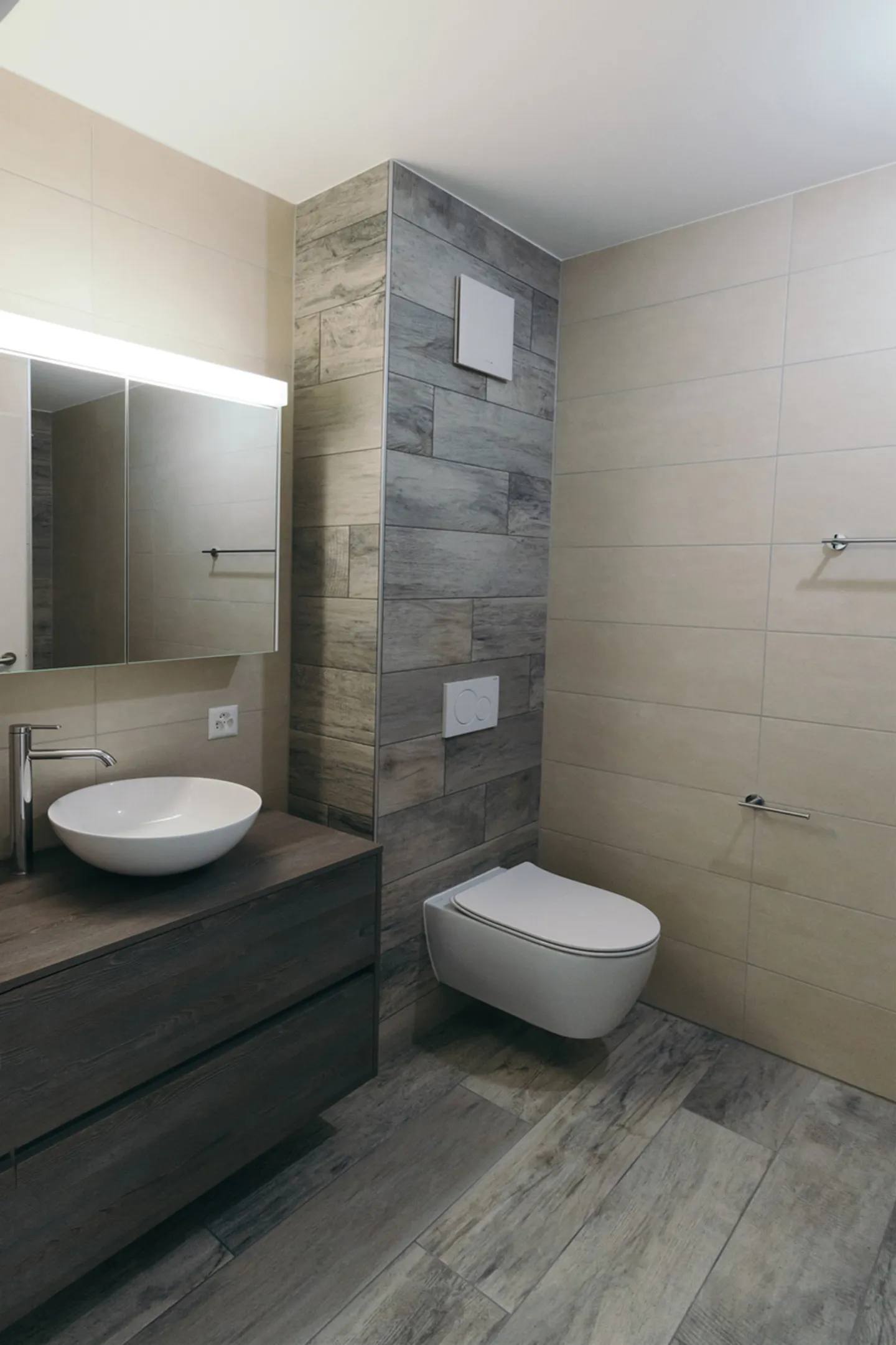 Modern Apartment with Terrace - Photo 5 of 9