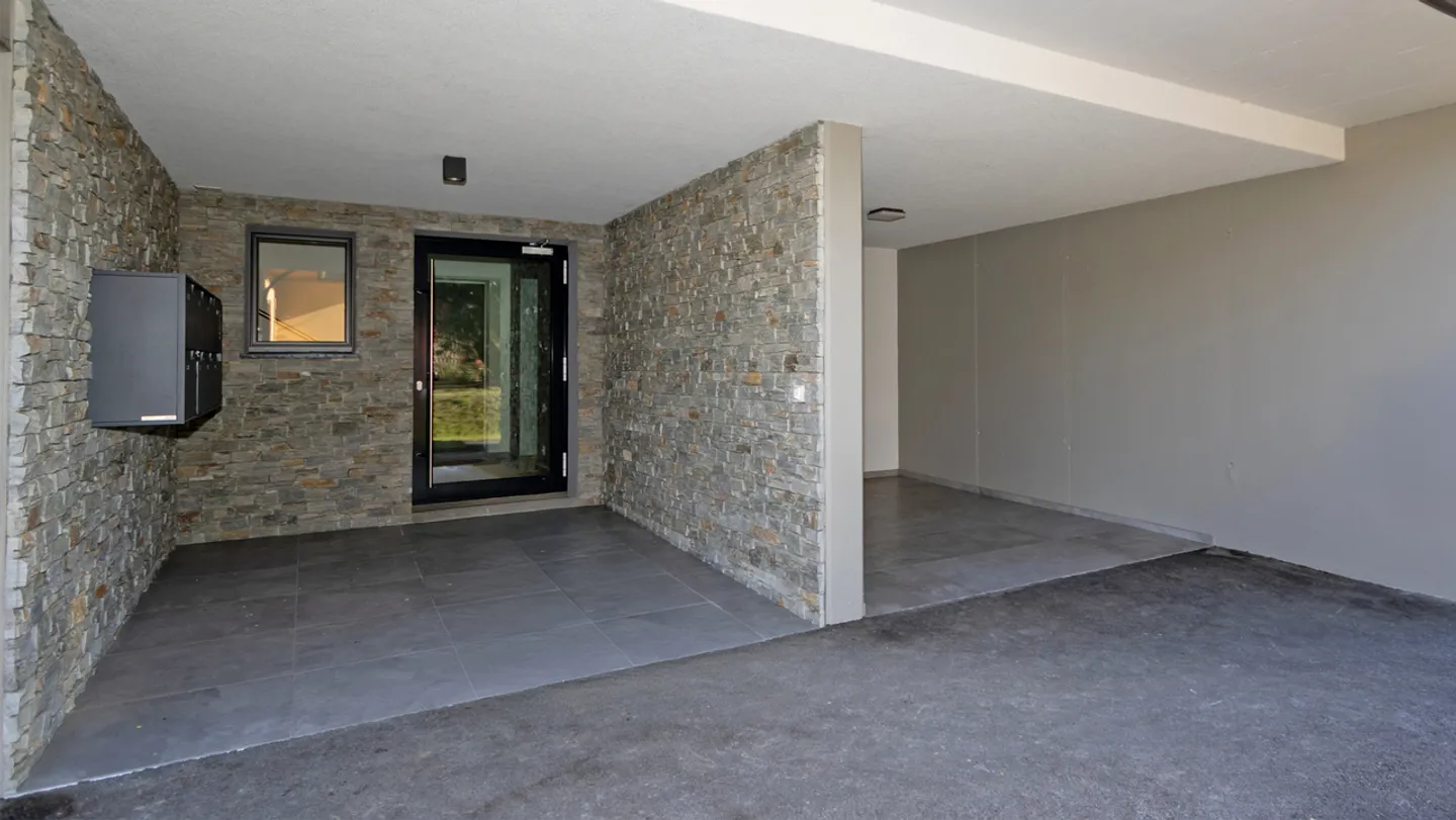 Modern Apartment with Terrace - Photo 8 of 9