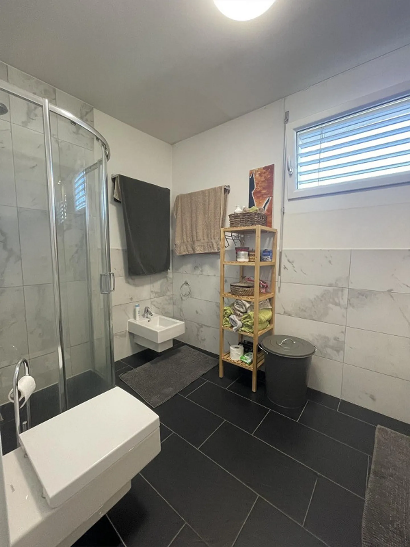 SCHÖNE 3.5-WOHNUNG MIT GROSSER TERRASSE UND 2 PARKPLÄTZEN - Foto 12 von 13