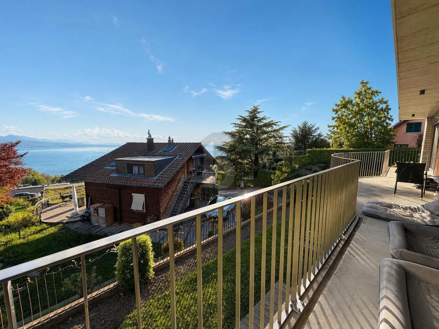 LUMINEUX, CALME &amp; VUE LAC - Photo 1 of 6