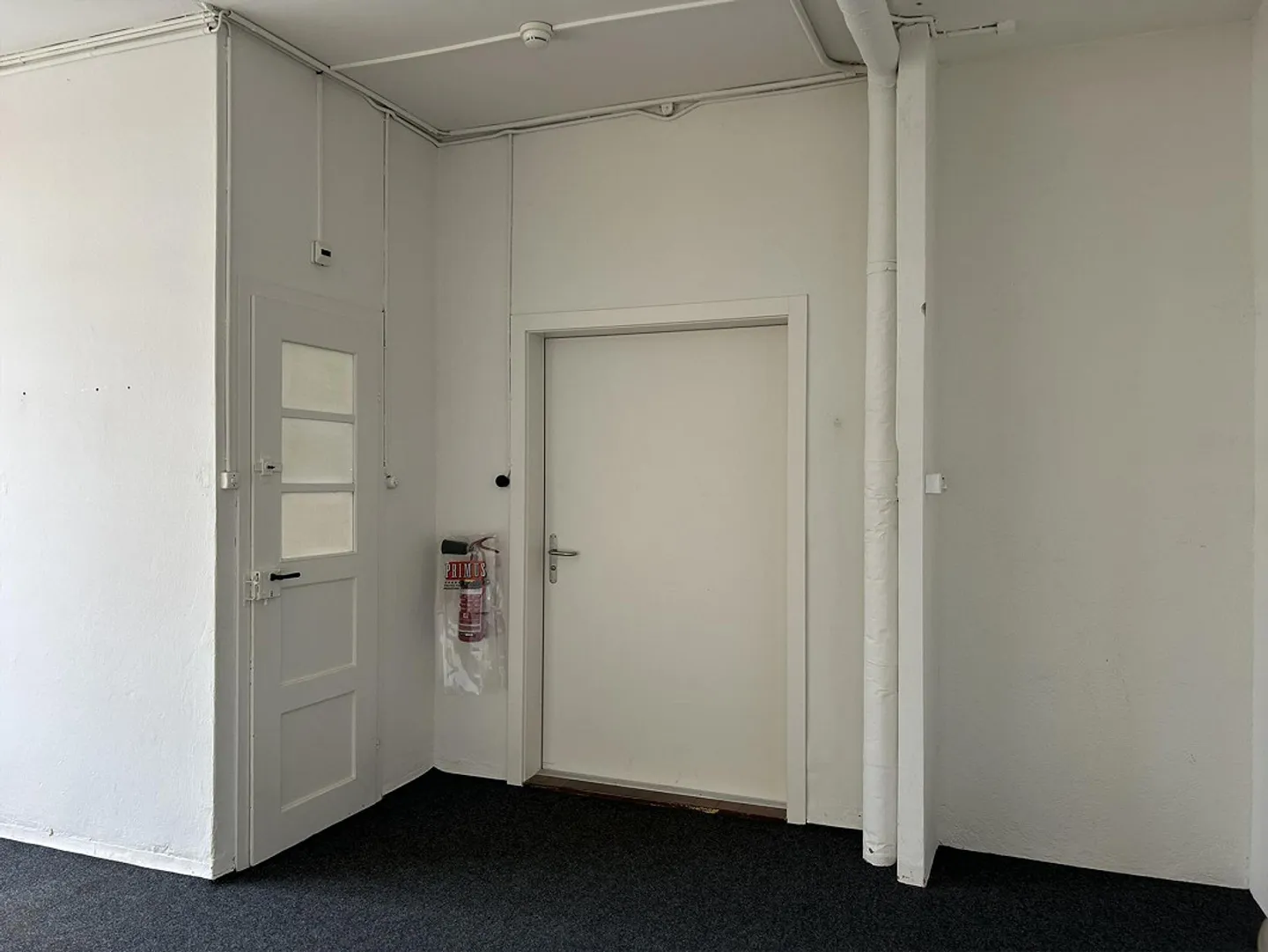Deux bureaux avec entrée et petite kitchenette - Photo 2 sur 9