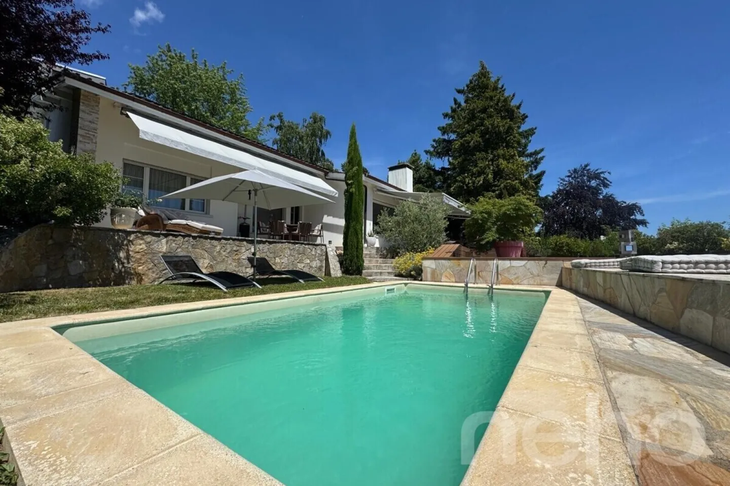 Außergewöhnliche zeitgenössische Villa mit Pool und Blick auf den Neuenburgersee - Foto 1 von 12