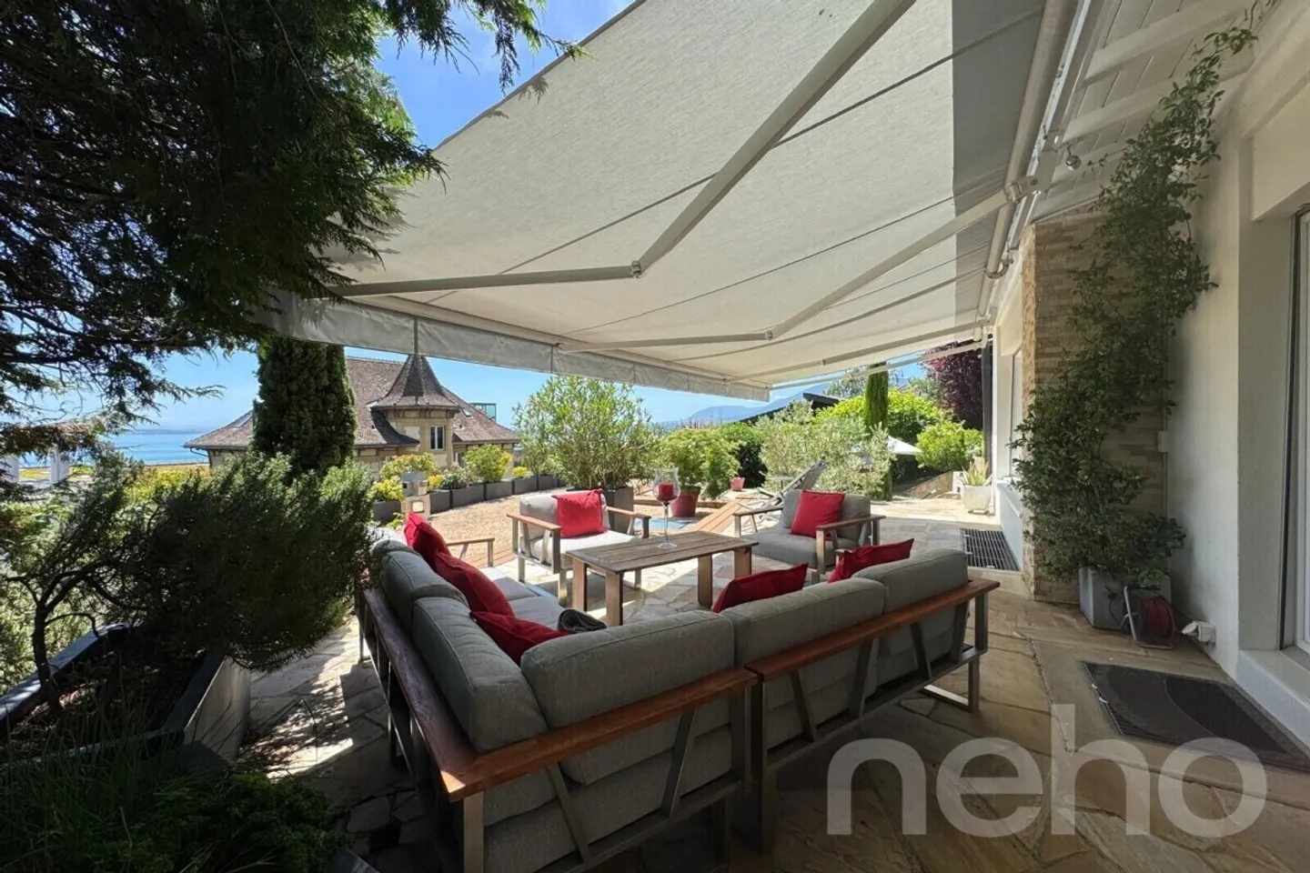 Außergewöhnliche zeitgenössische Villa mit Pool und Blick auf den Neuenburgersee - Foto 2 von 12