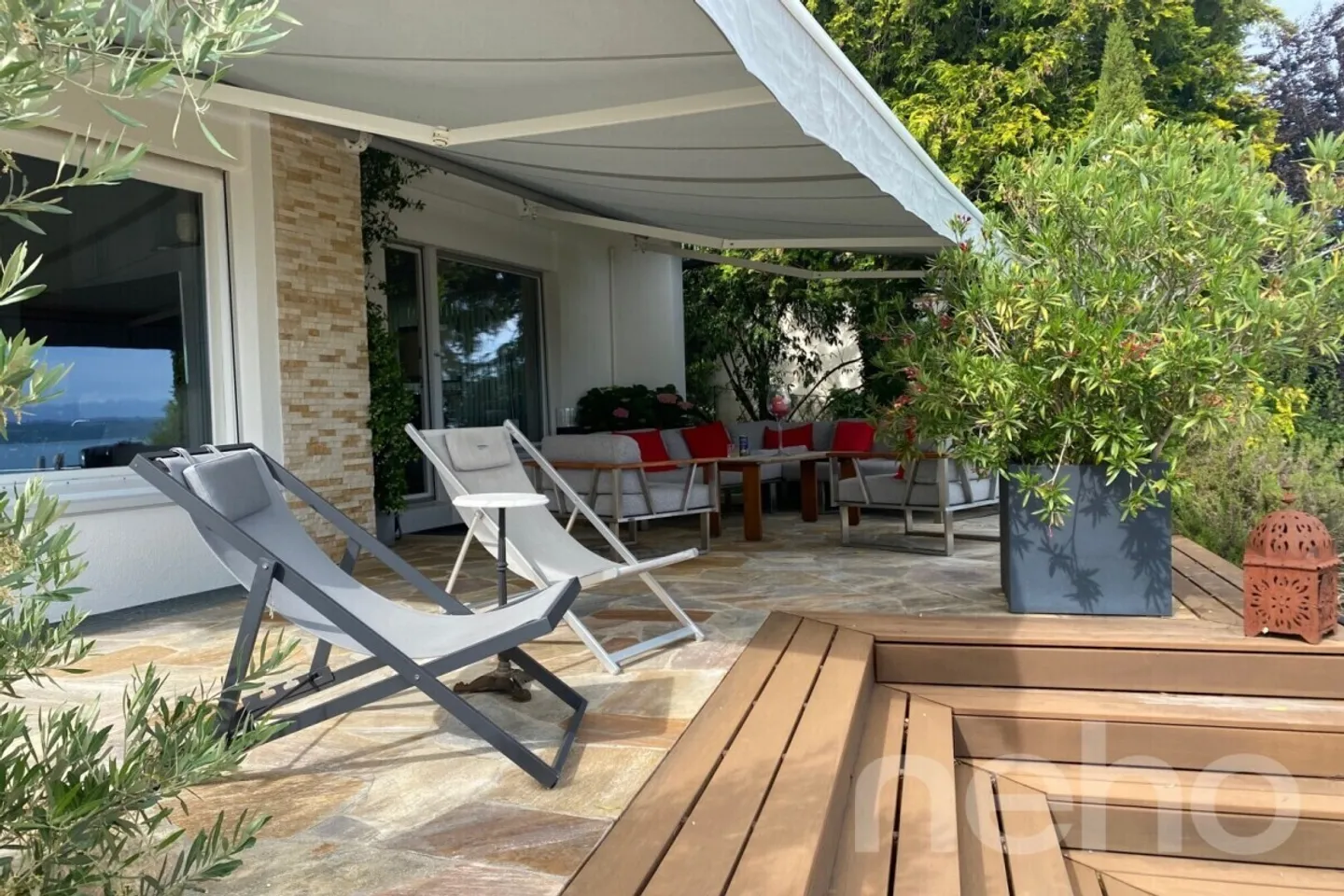 Außergewöhnliche zeitgenössische Villa mit Pool und Blick auf den Neuenburgersee - Foto 3 von 12