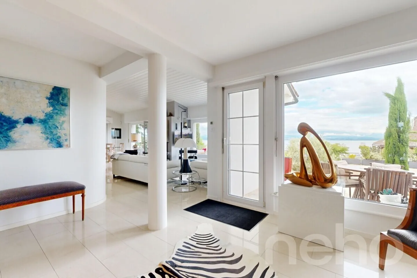 Außergewöhnliche zeitgenössische Villa mit Pool und Blick auf den Neuenburgersee - Foto 4 von 12