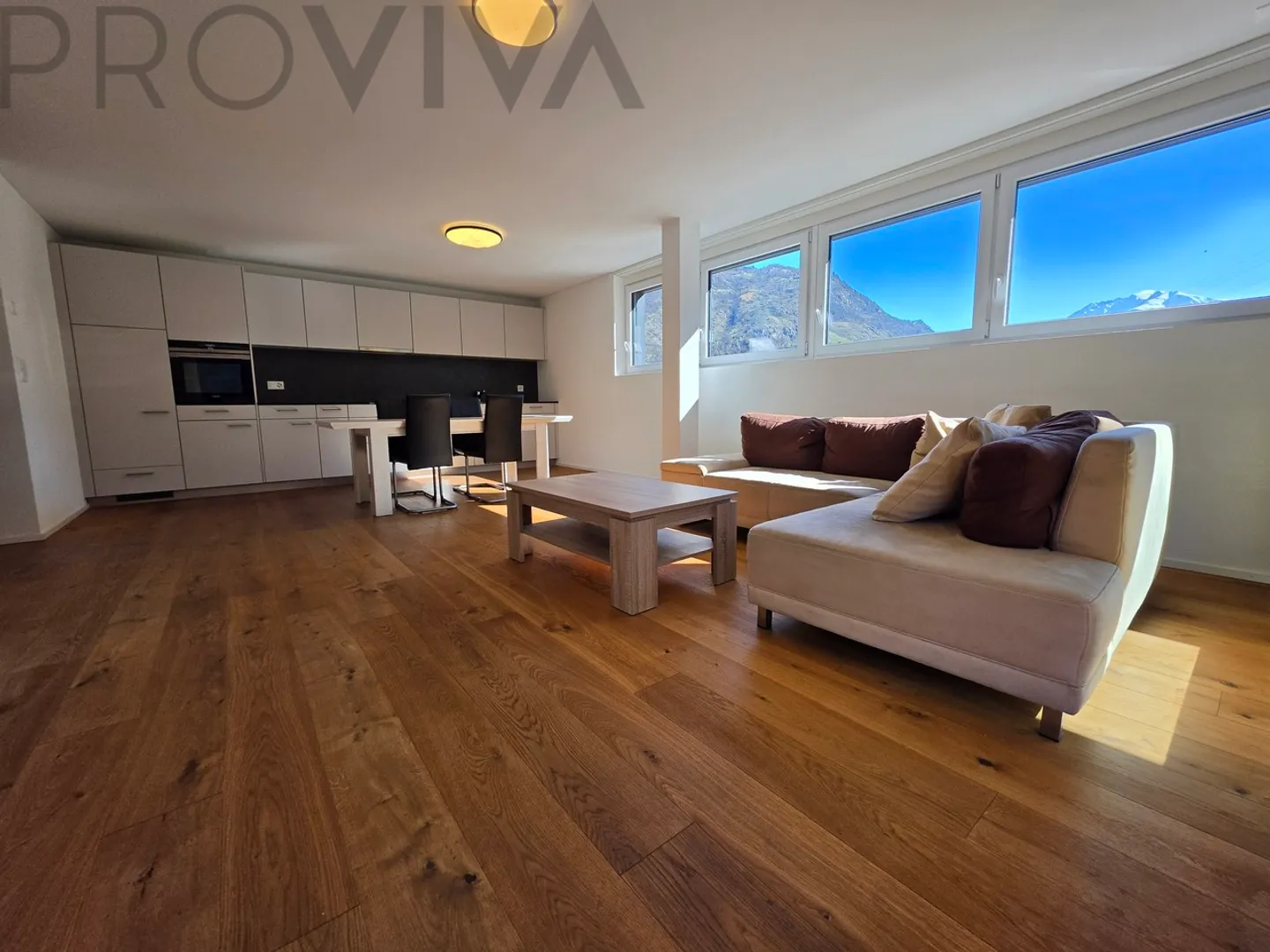 Spazioso, luminoso con grande balcone - Foto 1 di 14