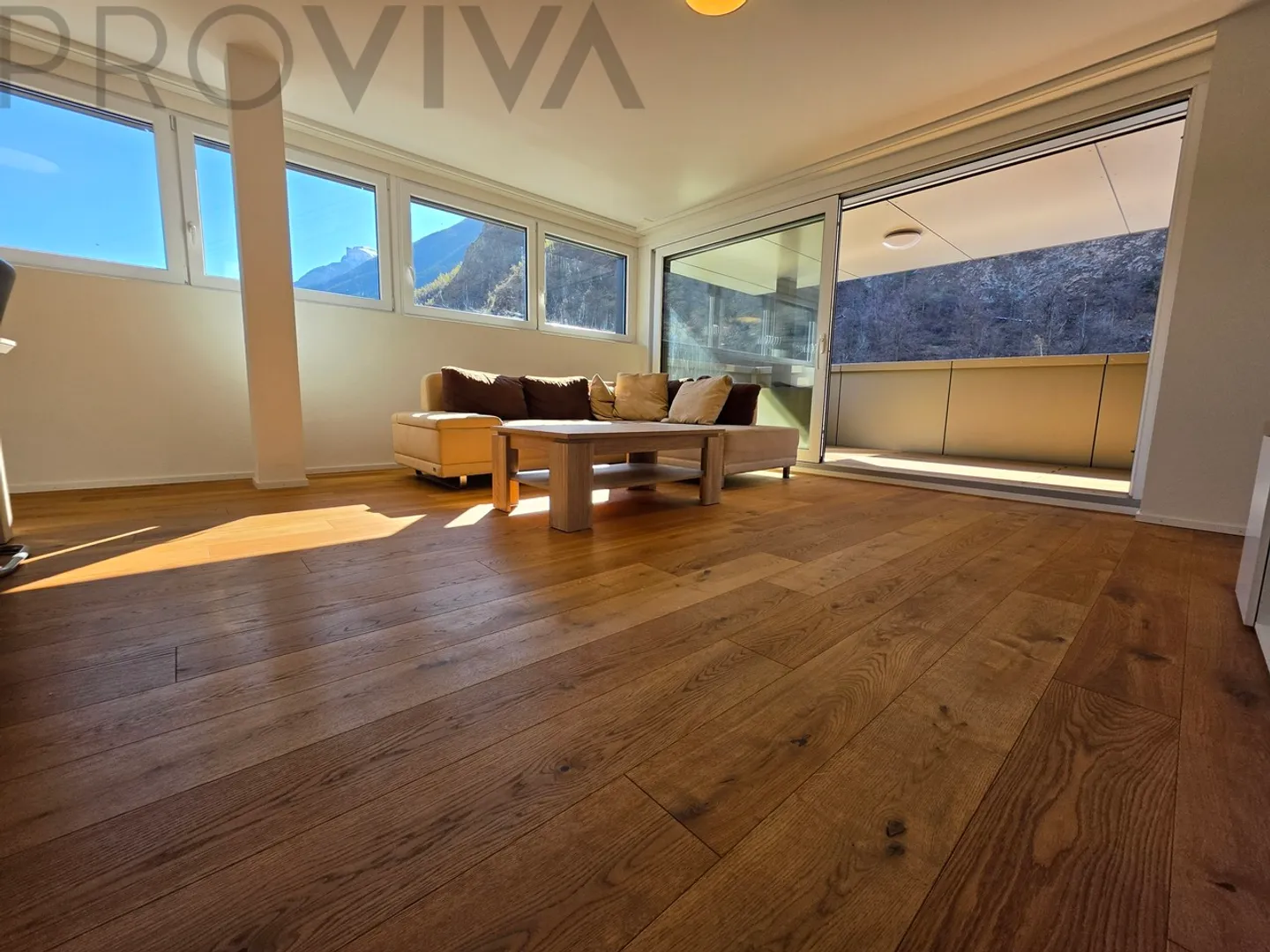 Spazioso, luminoso con grande balcone - Foto 3 di 14