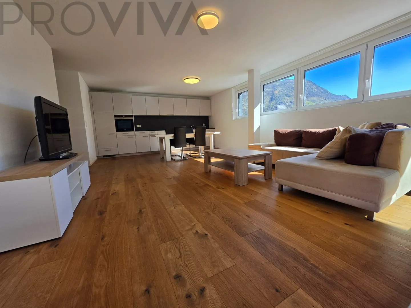 Spazioso, luminoso con grande balcone - Foto 10 di 14