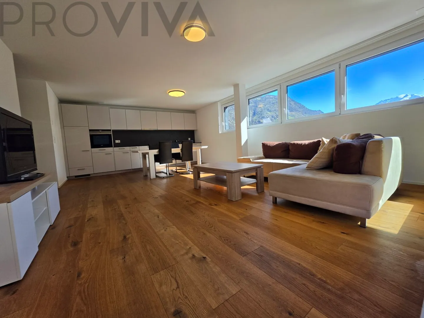 Spazioso, luminoso con grande balcone - Foto 11 di 14