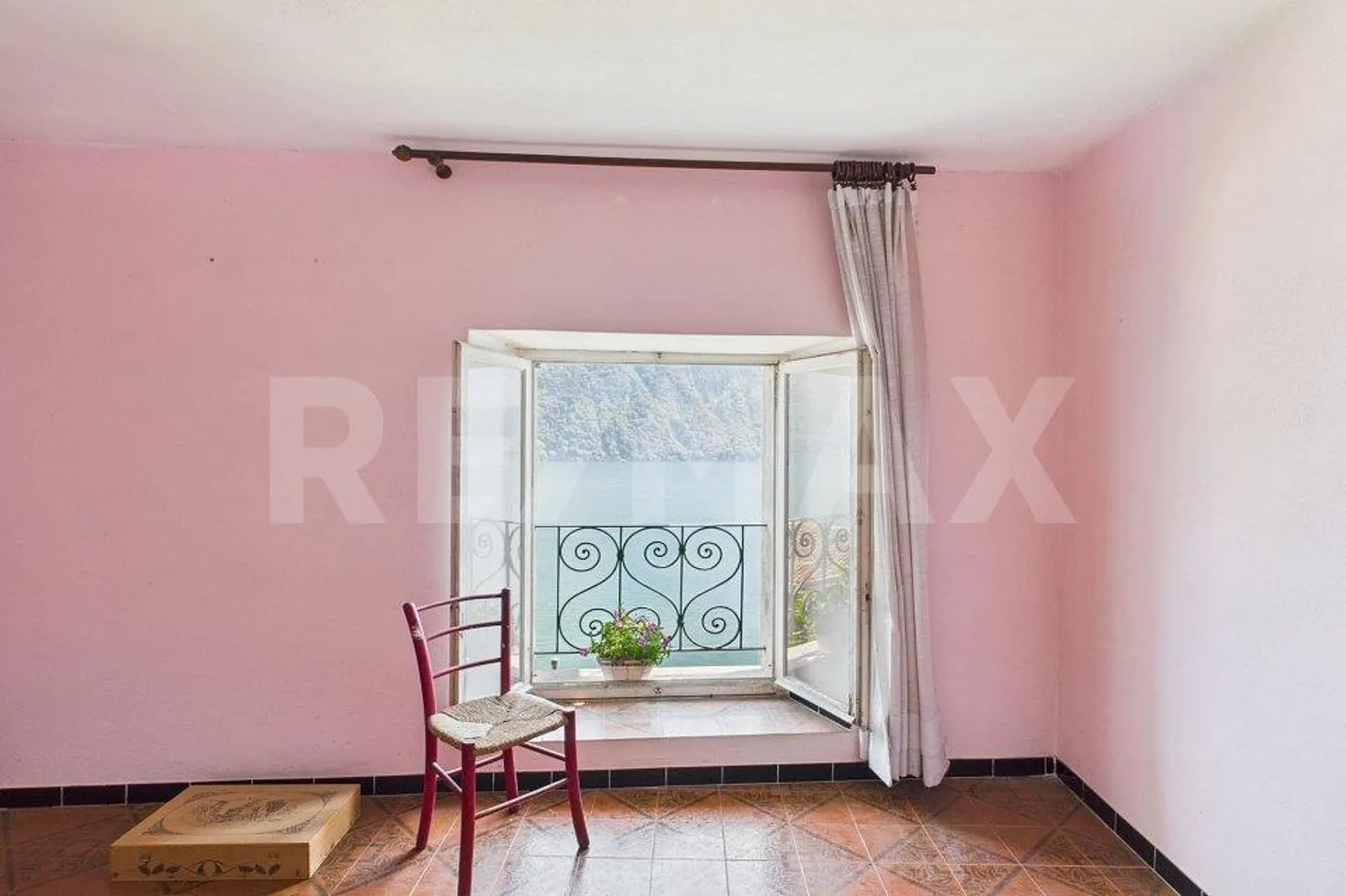 Oggetto di ristrutturazione: Casa e Rustico a Gandria con una magnifica vista sul lago! - Foto 2 di 11