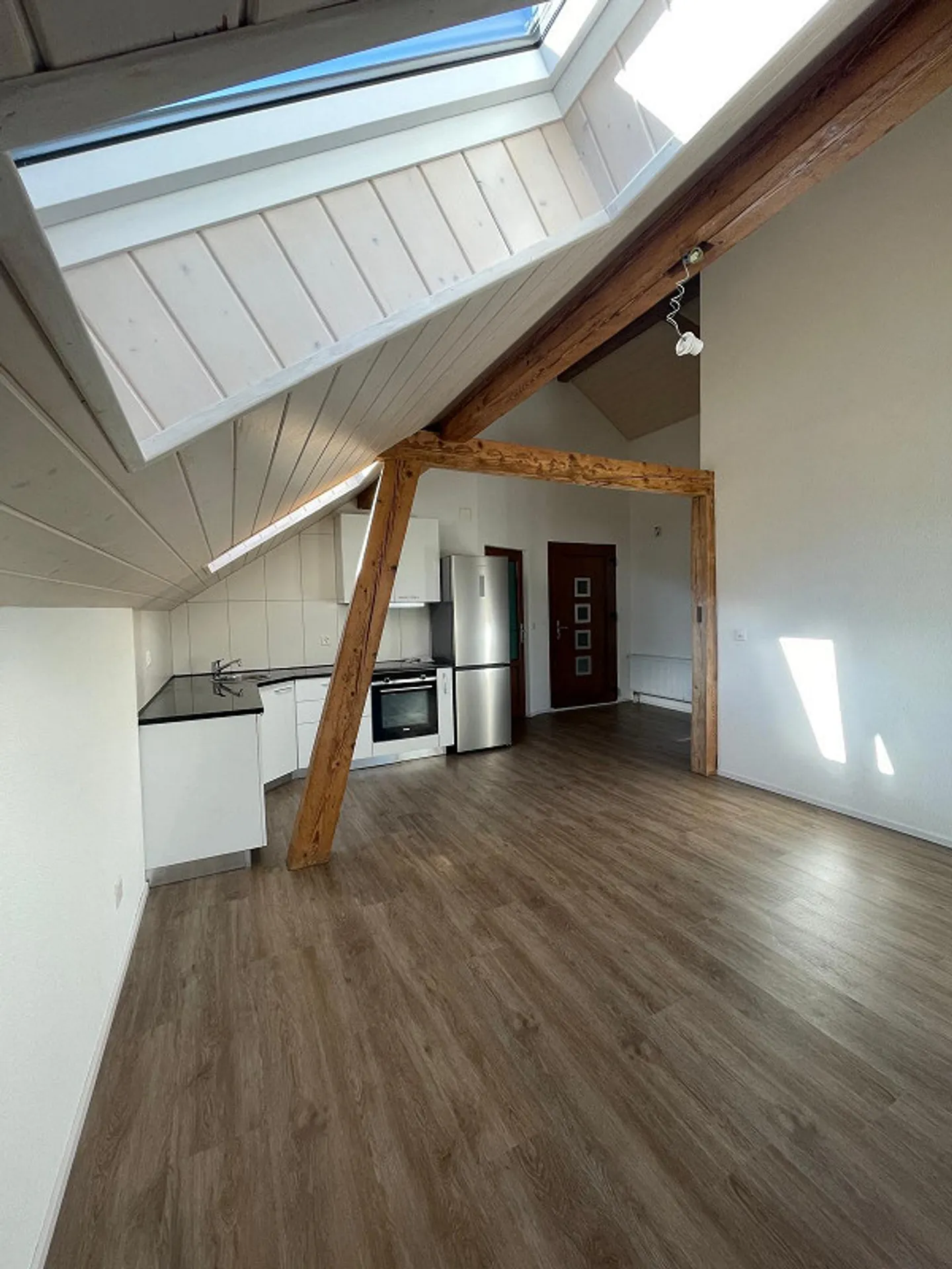 Appartement penthouse moderne de 3 pièces avec balcon à Oberdiessbach - Photo 1 sur 5
