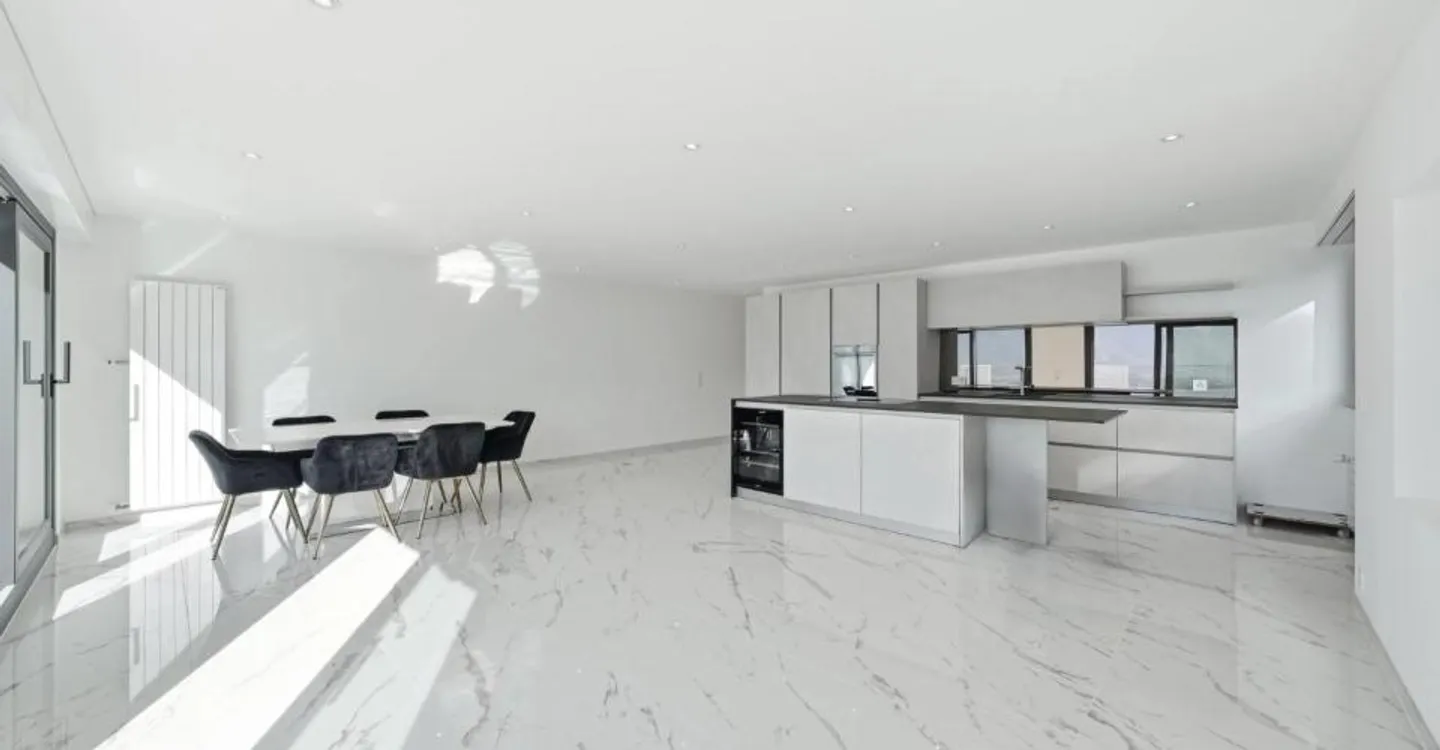 Exceptional Apartment with Lake View - Photo 3 of 10