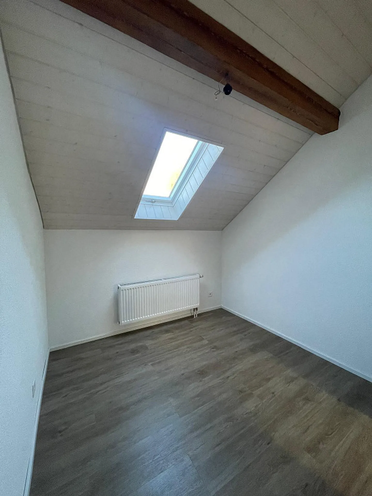 Appartement penthouse moderne de 3 pièces avec balcon à Oberdiessbach - Photo 4 sur 5