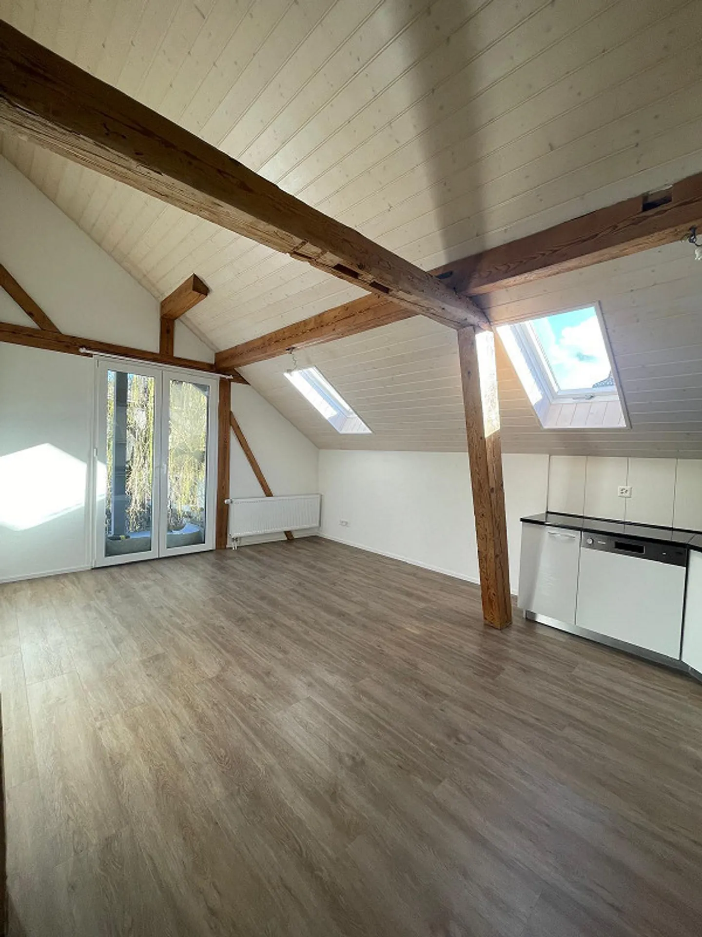 Appartement penthouse moderne de 3 pièces avec balcon à Oberdiessbach - Photo 2 sur 5