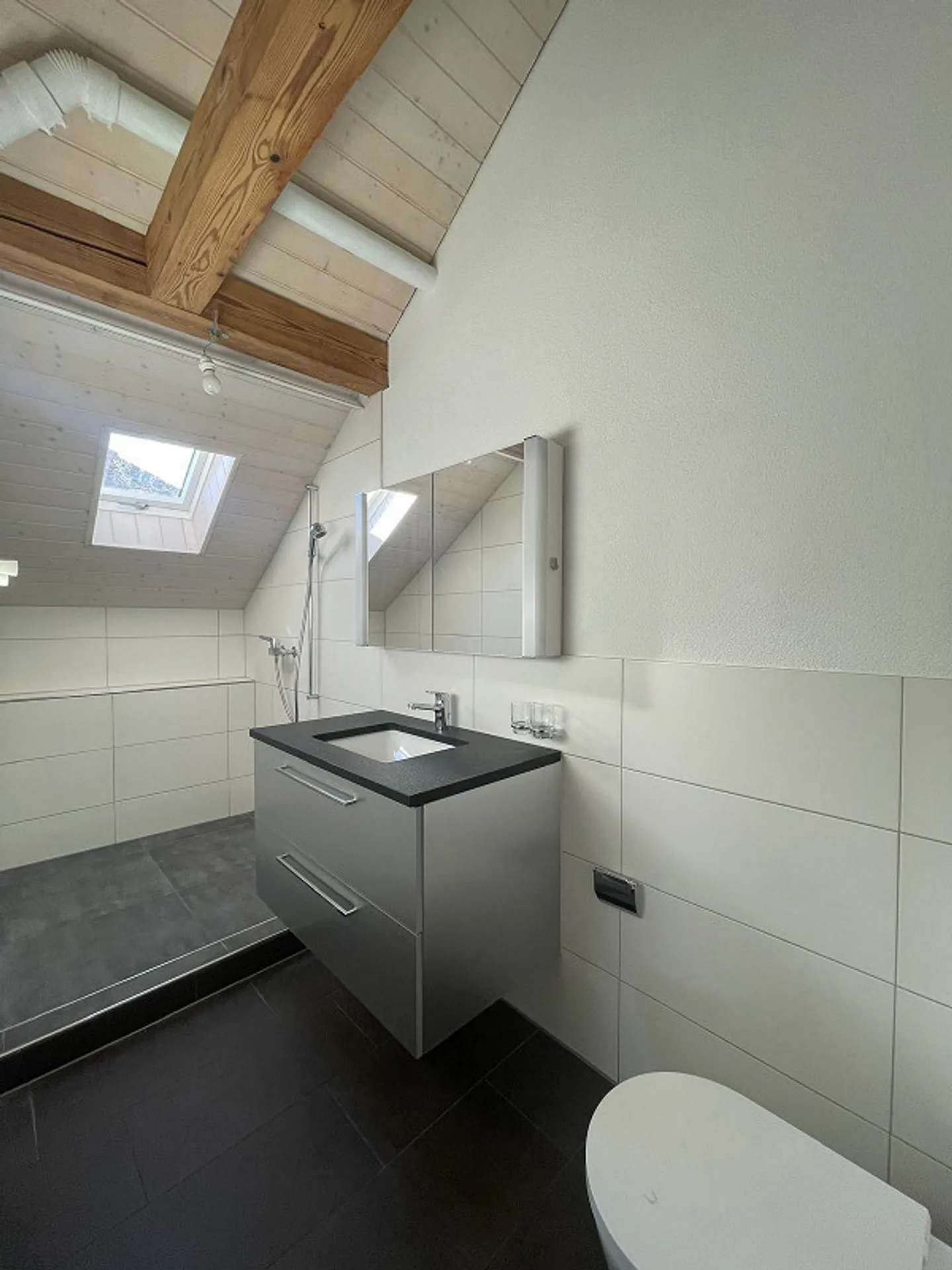 Appartement penthouse moderne de 3 pièces avec balcon à Oberdiessbach - Photo 3 sur 5