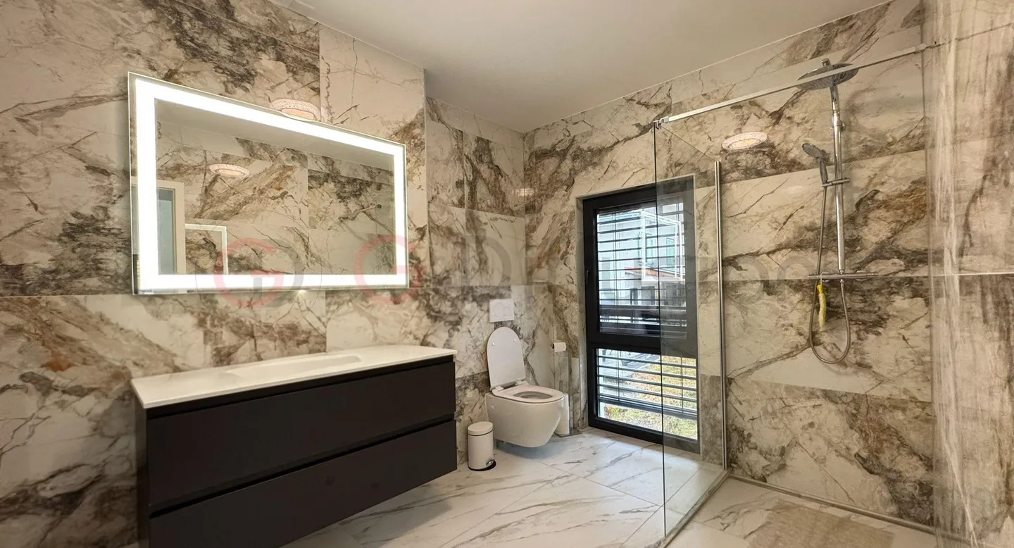 Elegante villa familiare con terrazza/giardino, parcheggi e alta prestazione - Foto 3 di 9