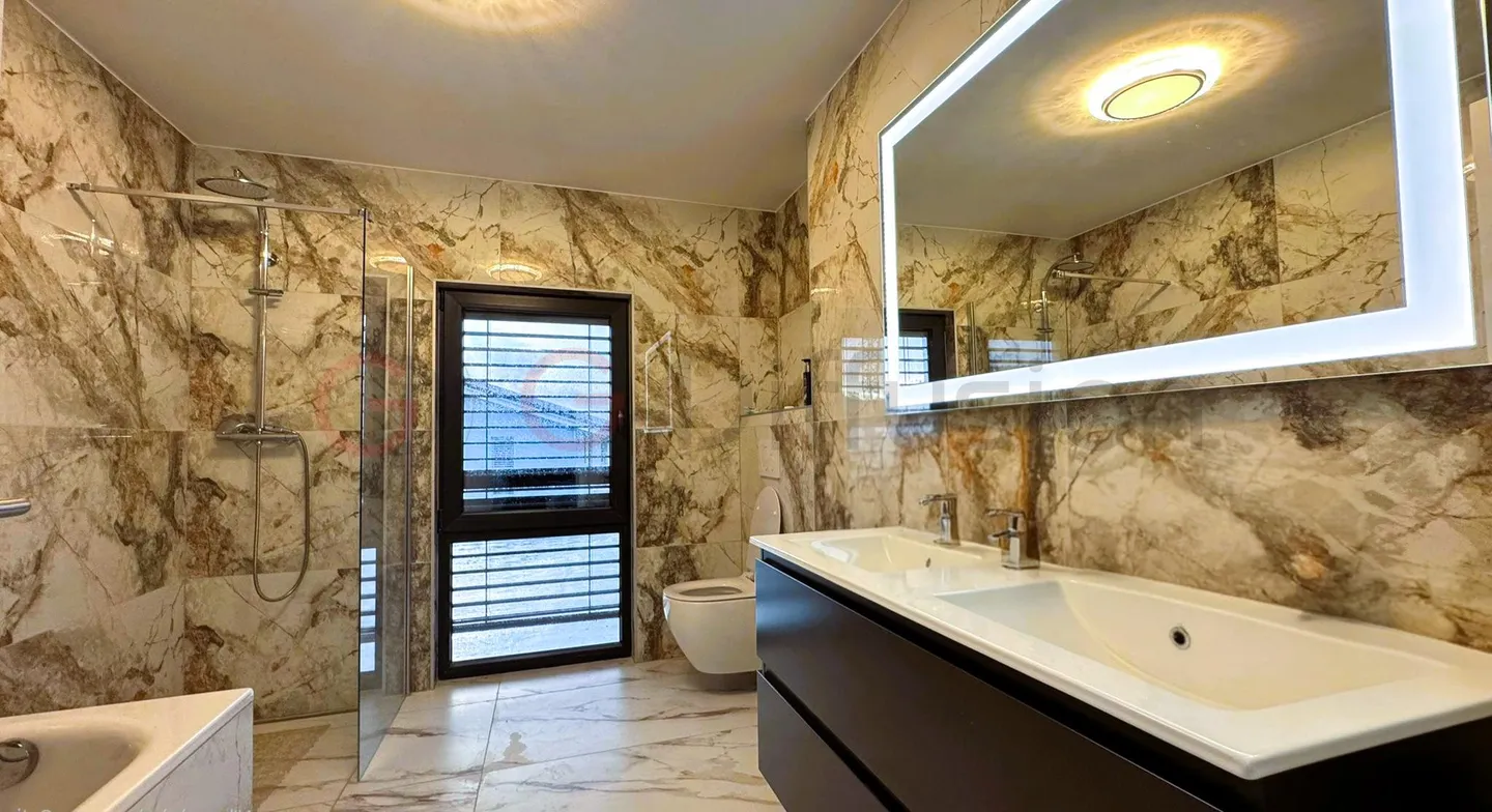 Elegante villa familiare con terrazza/giardino, parcheggi e alta prestazione - Foto 6 di 9