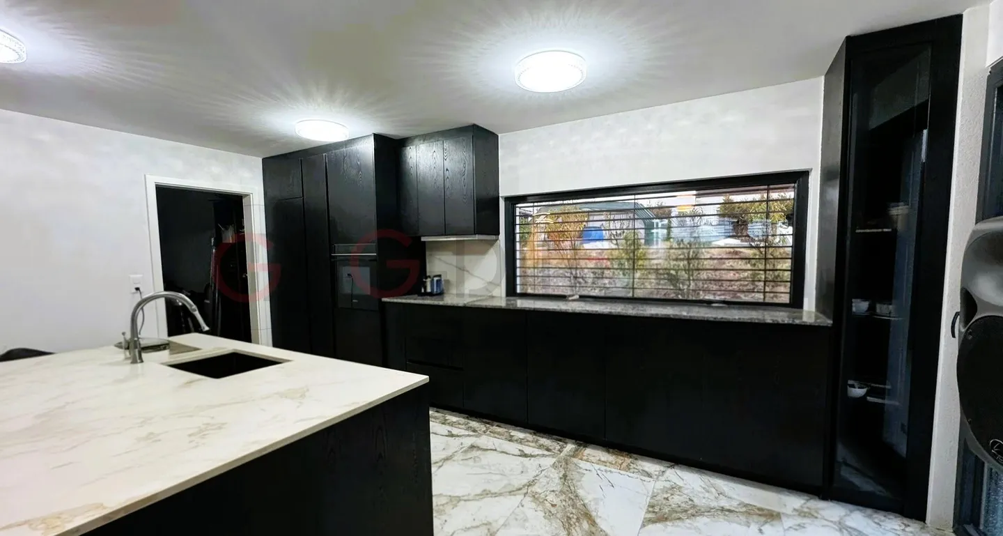 Elegante villa familiare con terrazza/giardino, parcheggi e alta prestazione - Foto 1 di 9