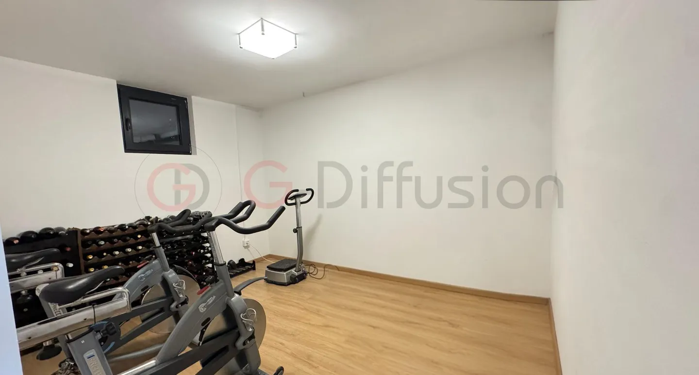 Elegante villa familiare con terrazza/giardino, parcheggi e alta prestazione - Foto 8 di 9