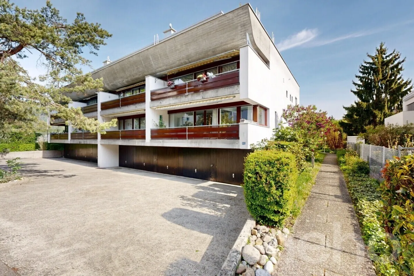 Appartamento ristrutturato di 4,5 locali con balcone a Nidau - Foto 3 di 12
