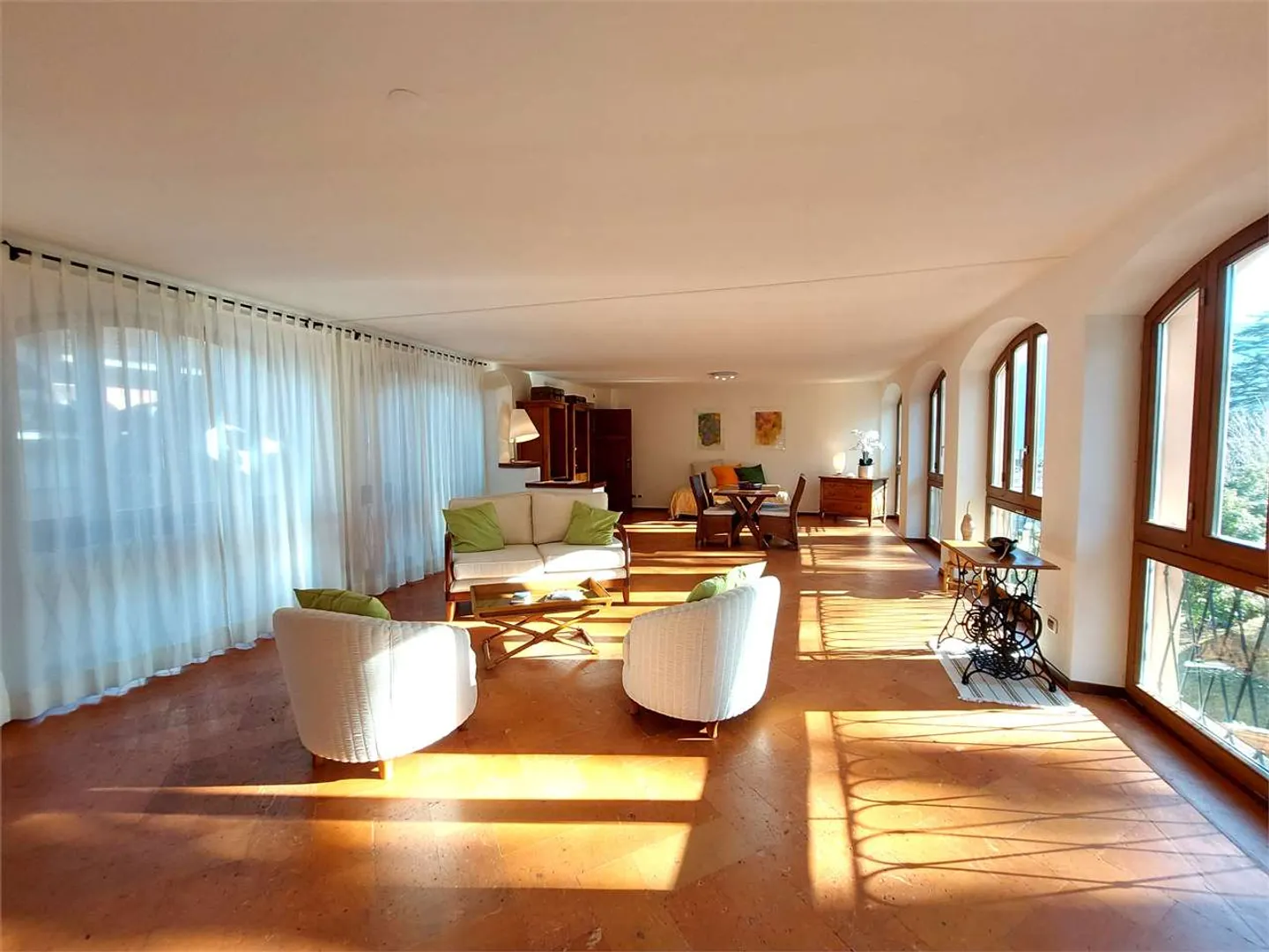 Elegant Penthouse with Lake View - Photo 4 of 14