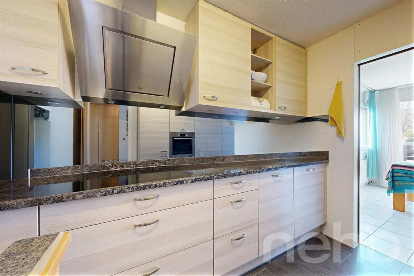 Appartamento ristrutturato di 4,5 locali con balcone a Nidau - Foto 4 di 12