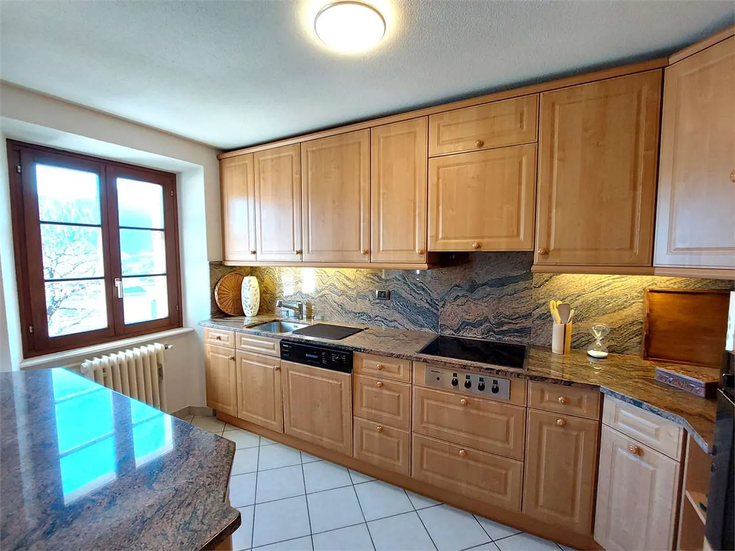 Elegant Penthouse with Lake View - Photo 6 of 14