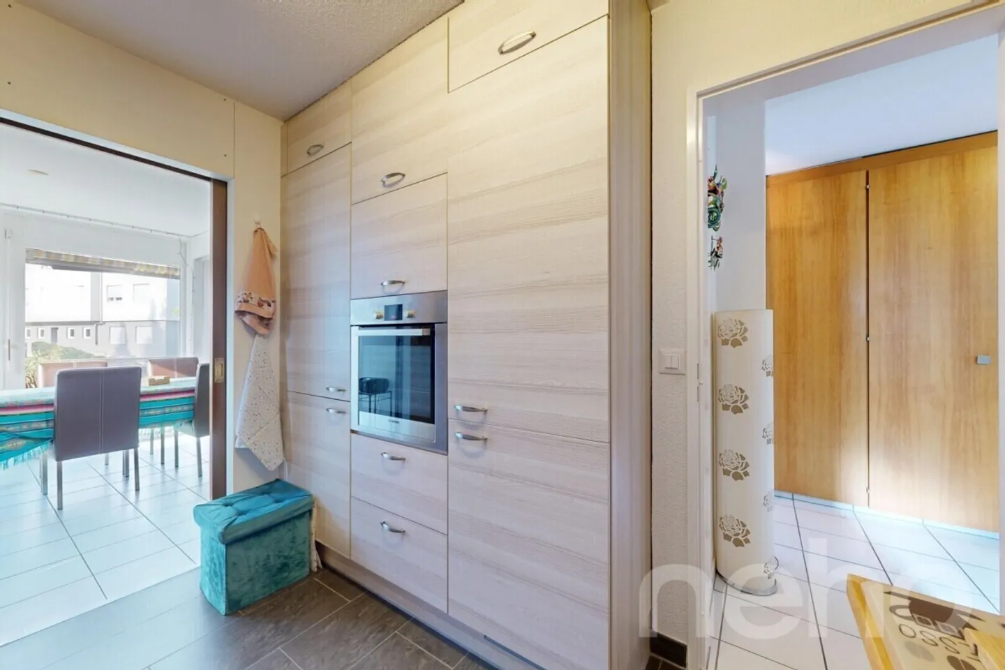 Appartamento ristrutturato di 4,5 locali con balcone a Nidau - Foto 5 di 12
