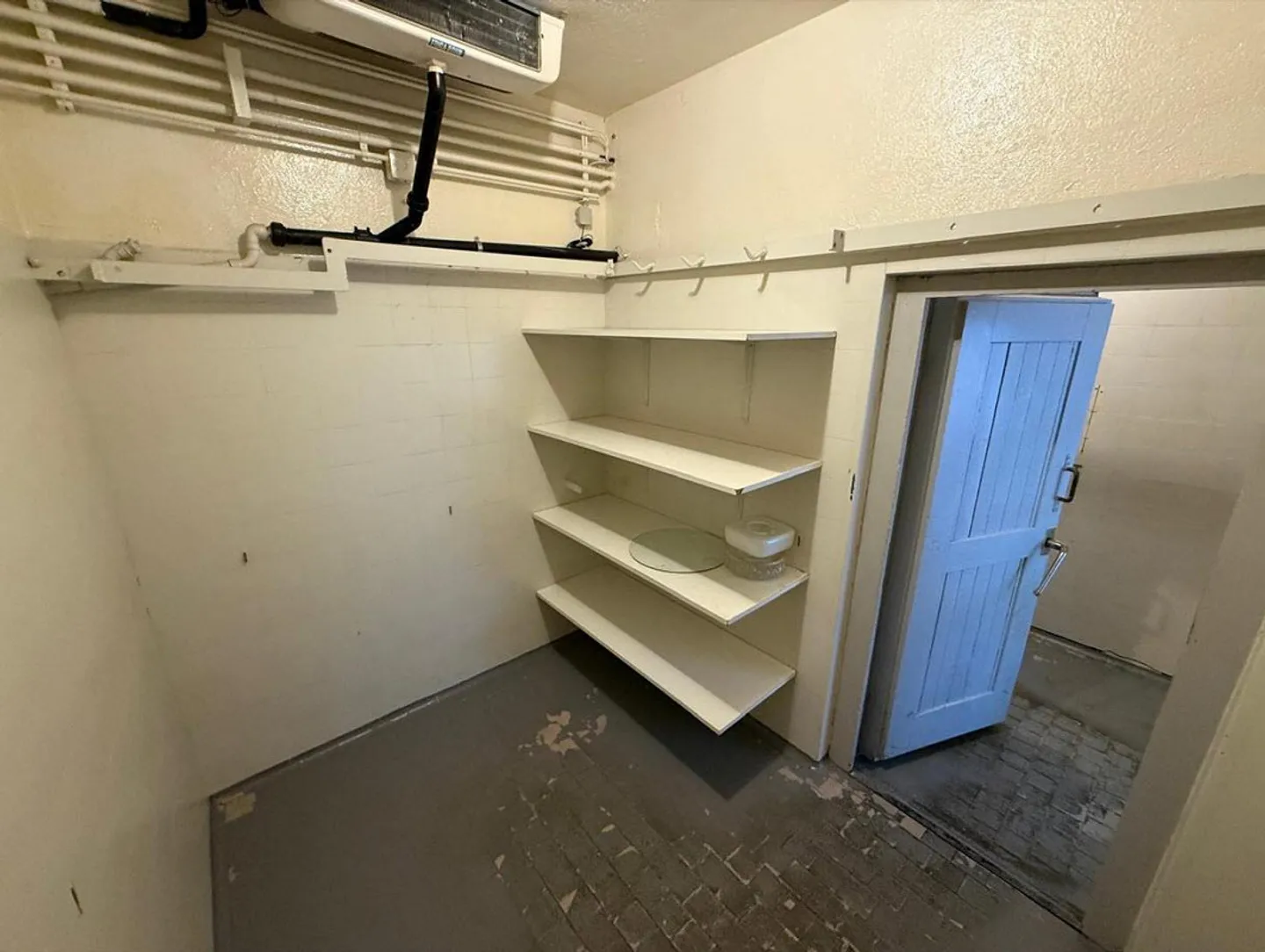 Espace de vente avec grande vitrine dans un emplacement de choix à Bottighofen - Photo 12 sur 13