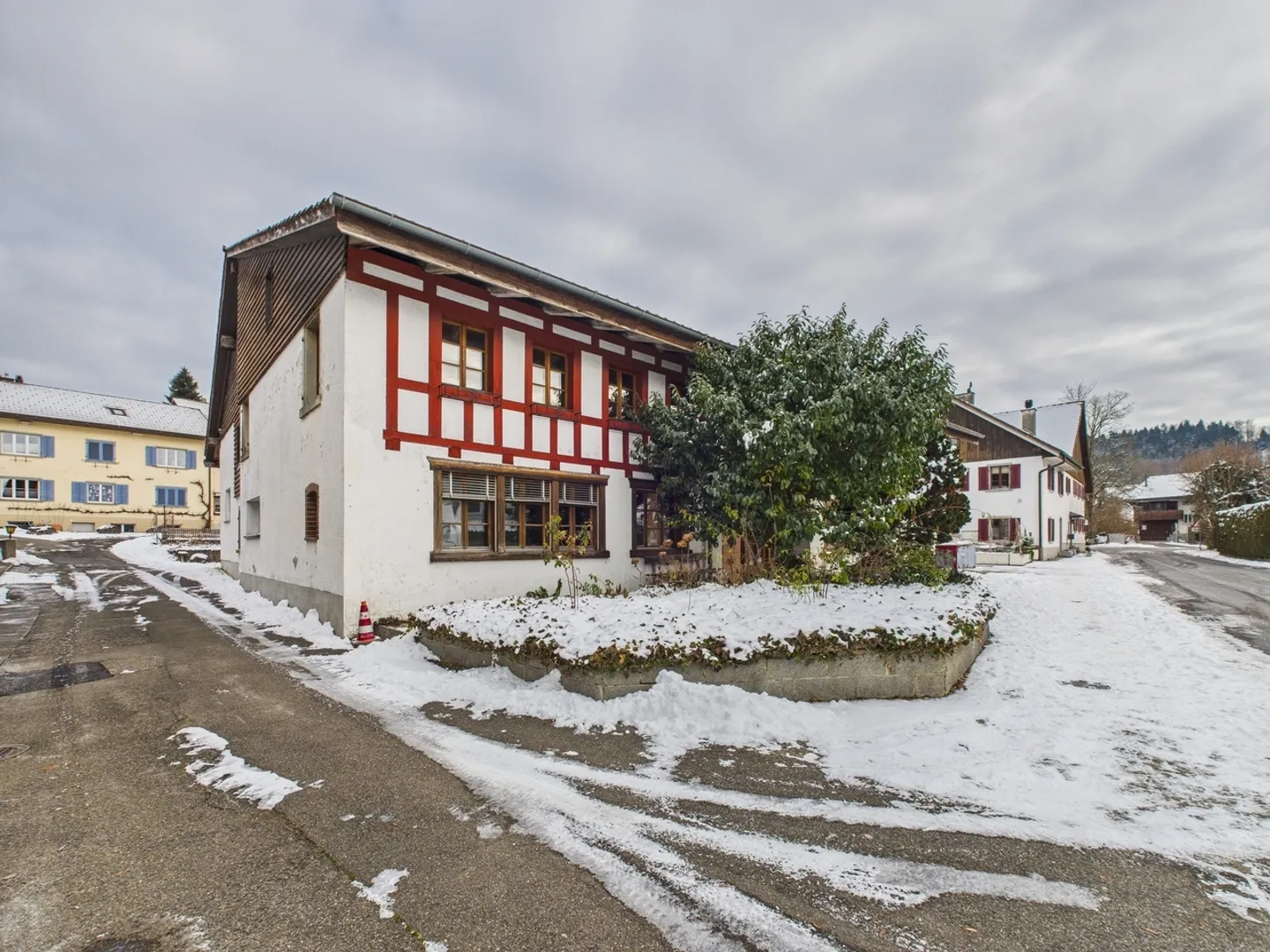 Ampia casa colonica di 7,5 stanze con grande potenziale di ampliamento a Theilingen - Foto 1 di 13