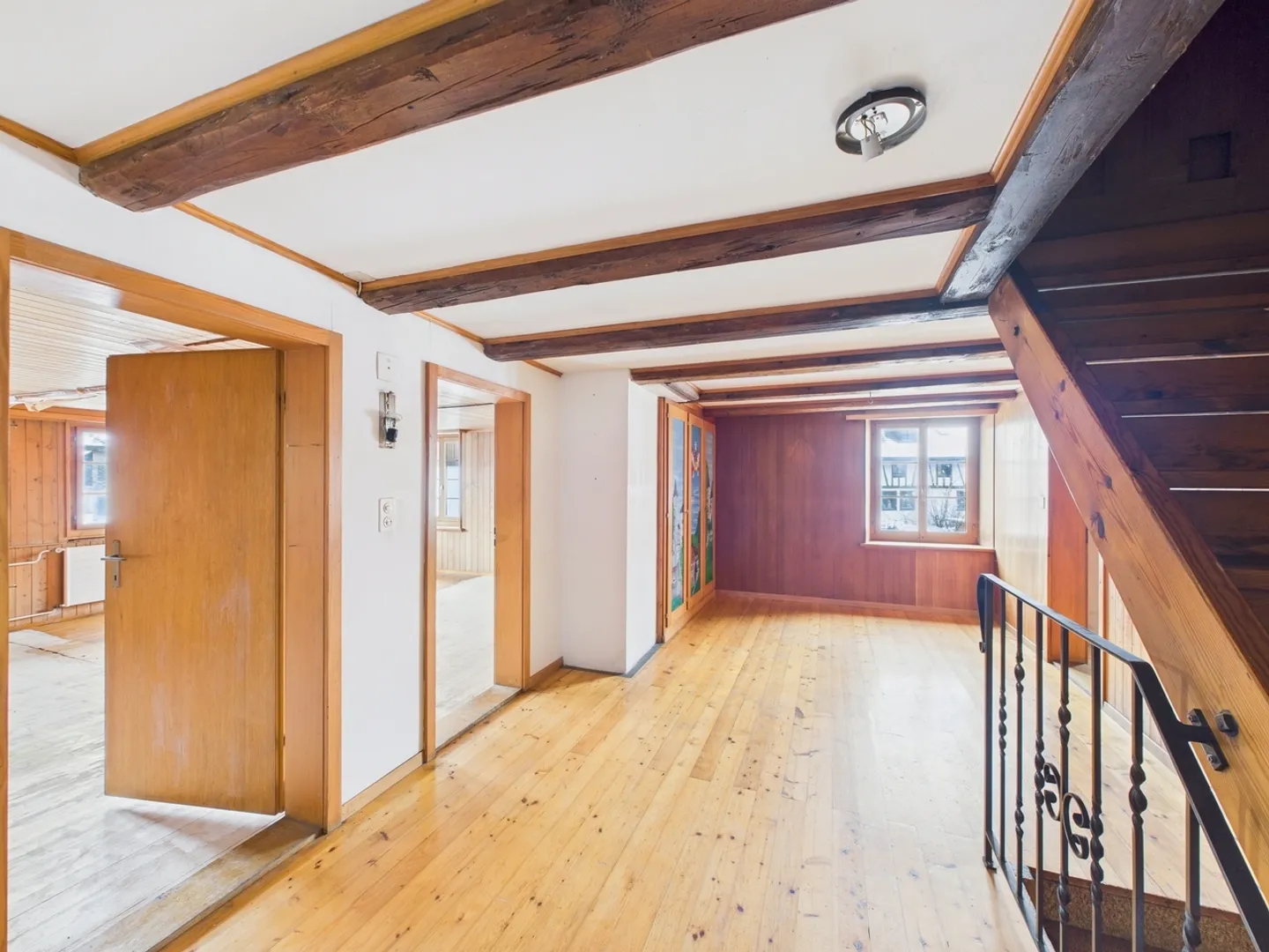 Ampia casa colonica di 7,5 stanze con grande potenziale di ampliamento a Theilingen - Foto 7 di 13