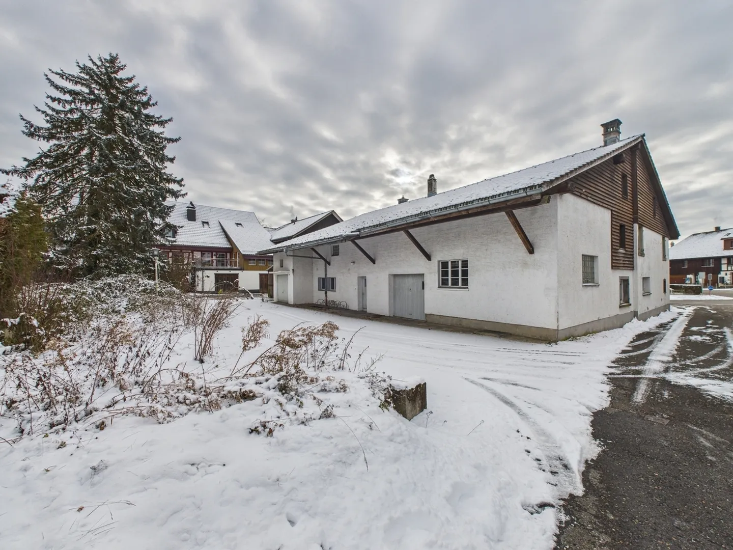 Ampia casa colonica di 7,5 stanze con grande potenziale di ampliamento a Theilingen - Foto 11 di 13