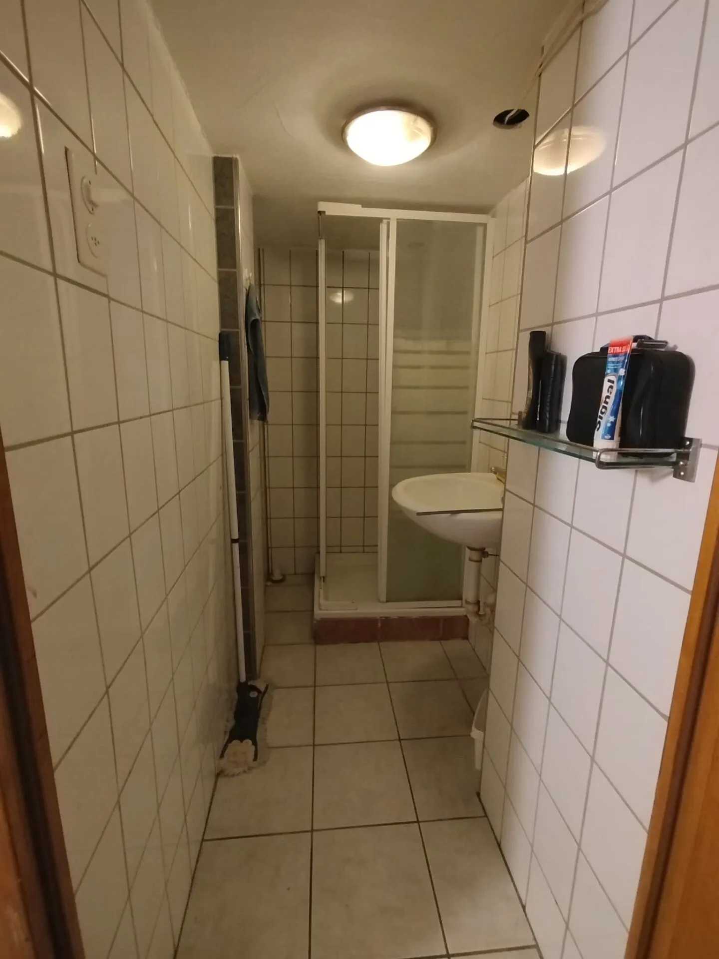 1 Chambre avec Salle de Séjour Partagée - Photo 2 sur 5