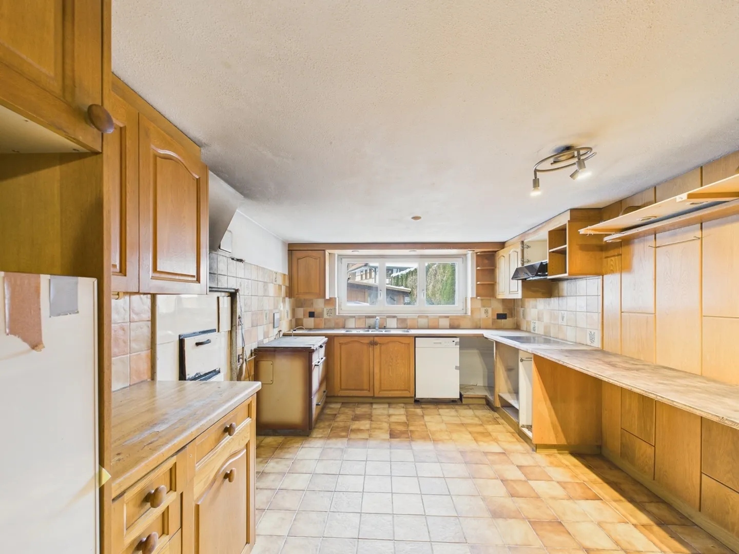 Ampia casa colonica di 7,5 stanze con grande potenziale di ampliamento a Theilingen - Foto 4 di 13