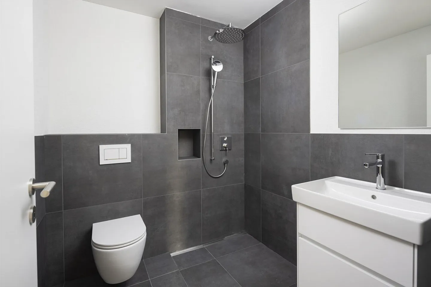 Modern Apartment with Private Terrace - Photo 10 of 12