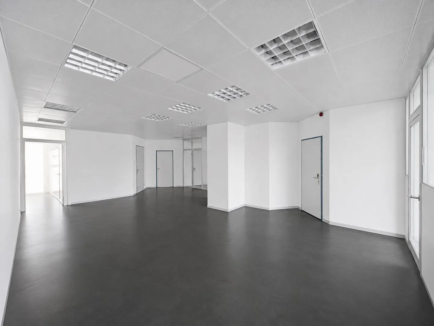 Modern and flexible office spaces with plenty of daylight - Photo 3 of 13
