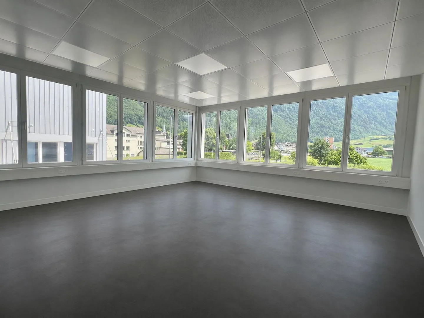 Modern and flexible office spaces with plenty of daylight - Photo 8 of 13