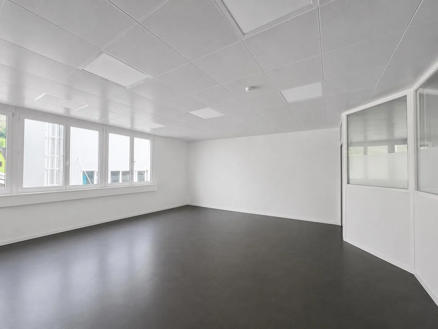 Modern and flexible office spaces with plenty of daylight - Photo 9 of 13