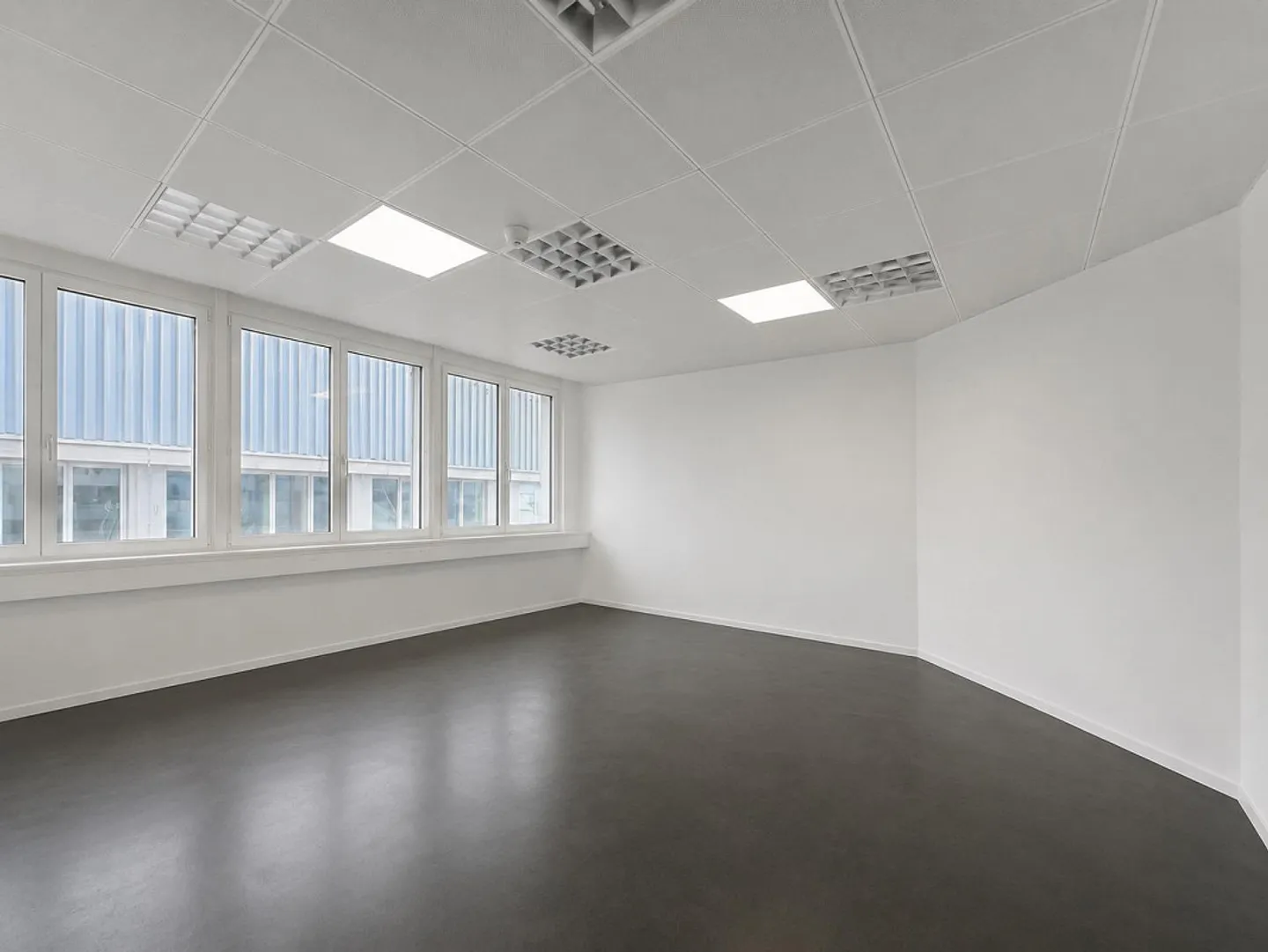 Modern and flexible office spaces with plenty of daylight - Photo 10 of 13