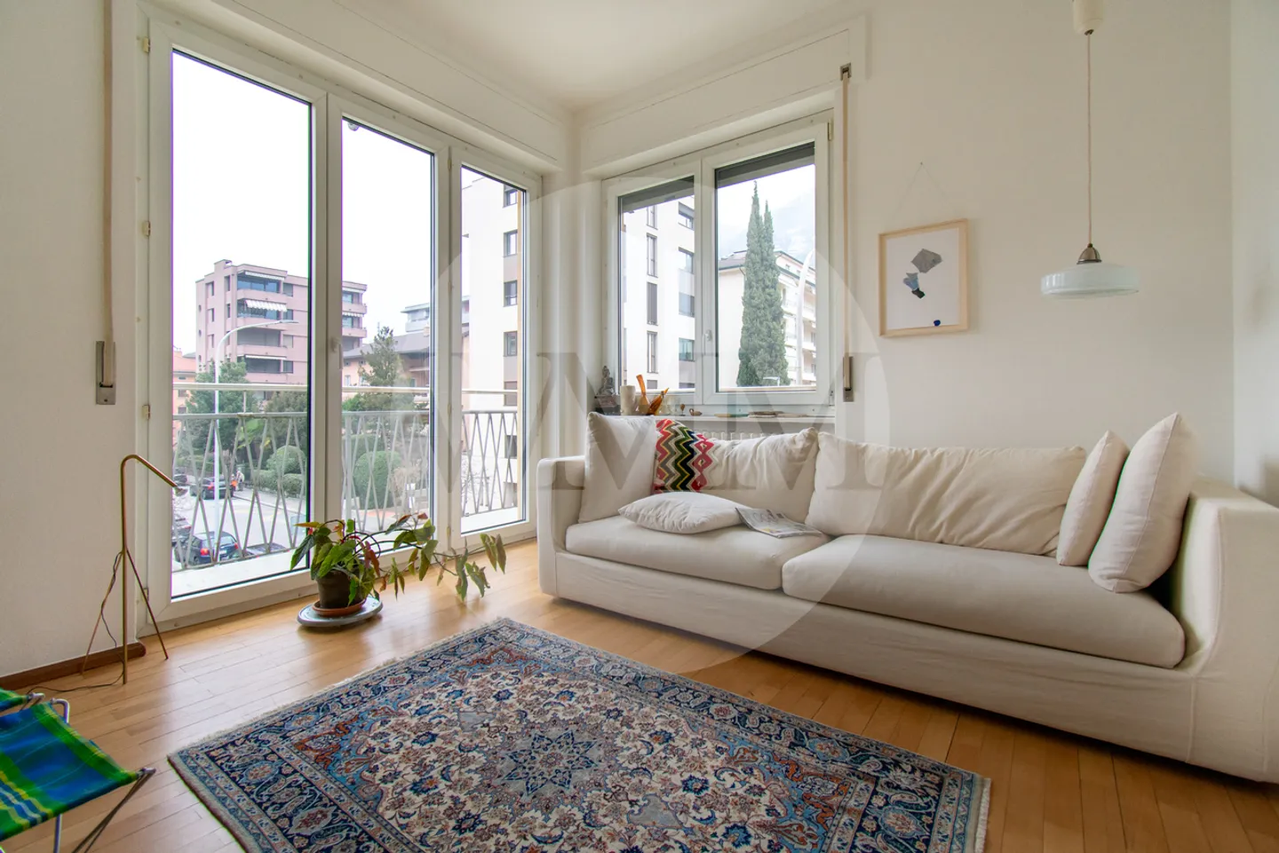 BRIGHT 4-ROOM APARTMENT TWO STEPS FROM THE LAKE - Photo 1 of 12