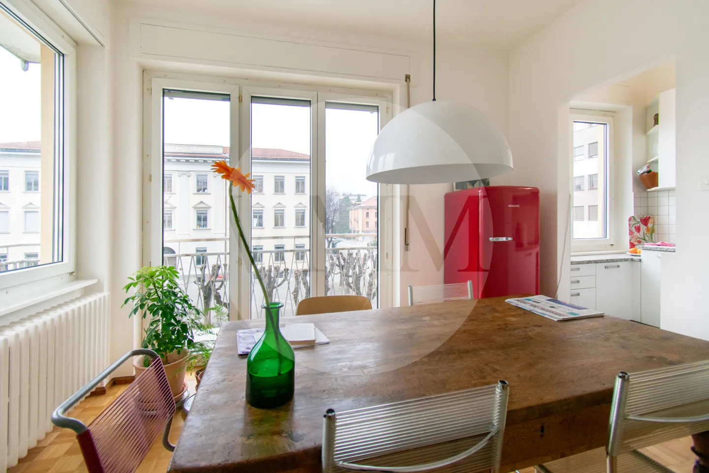 BRIGHT 4-ROOM APARTMENT TWO STEPS FROM THE LAKE - Photo 2 of 12