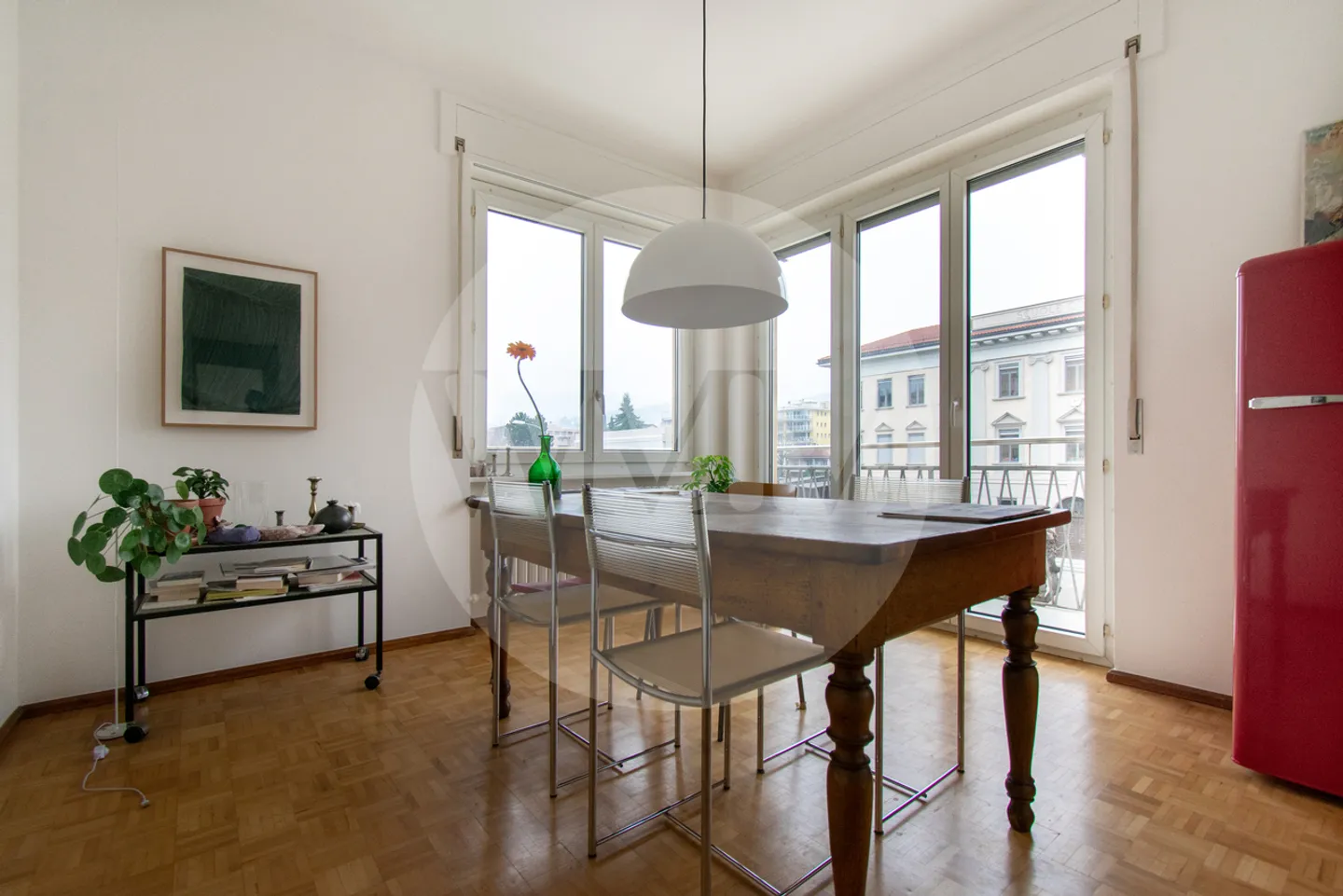 BRIGHT 4-ROOM APARTMENT TWO STEPS FROM THE LAKE - Photo 3 of 12