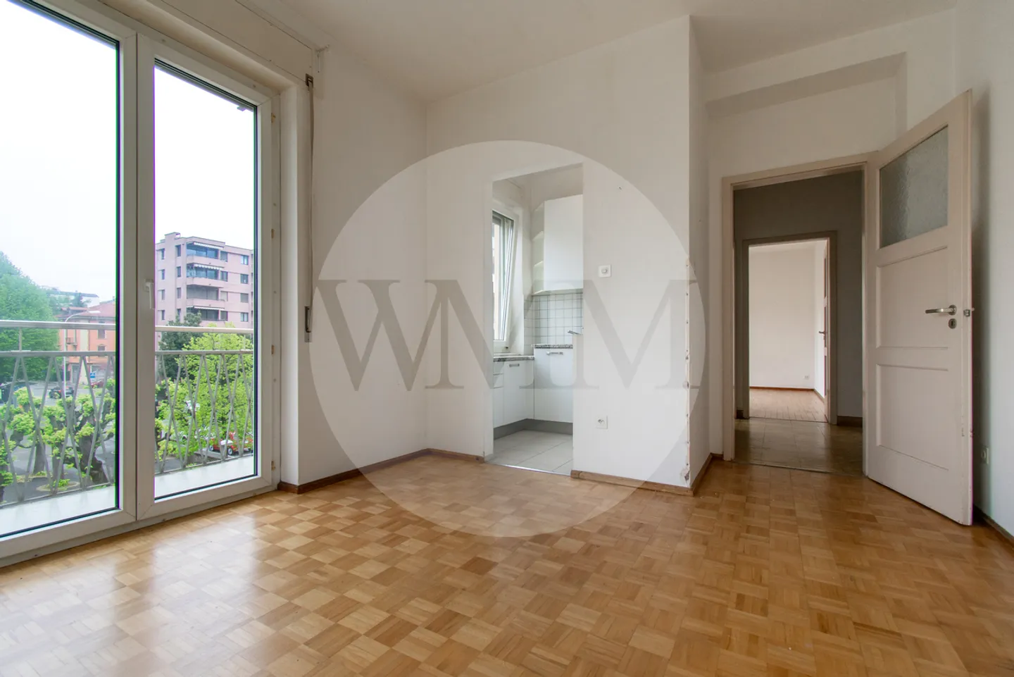 BRIGHT 4-ROOM APARTMENT TWO STEPS FROM THE LAKE - Photo 6 of 12