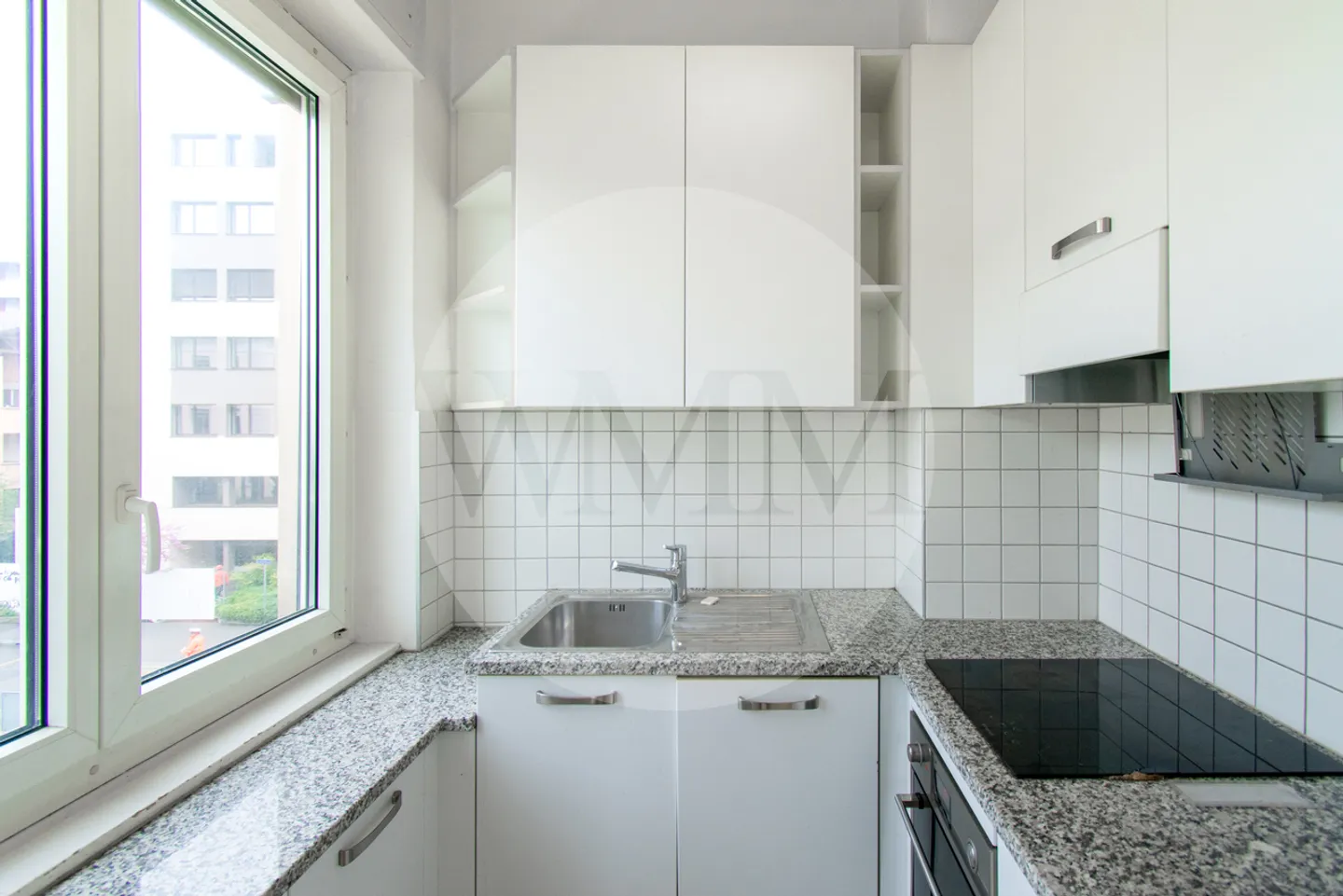 BRIGHT 4-ROOM APARTMENT TWO STEPS FROM THE LAKE - Photo 7 of 12