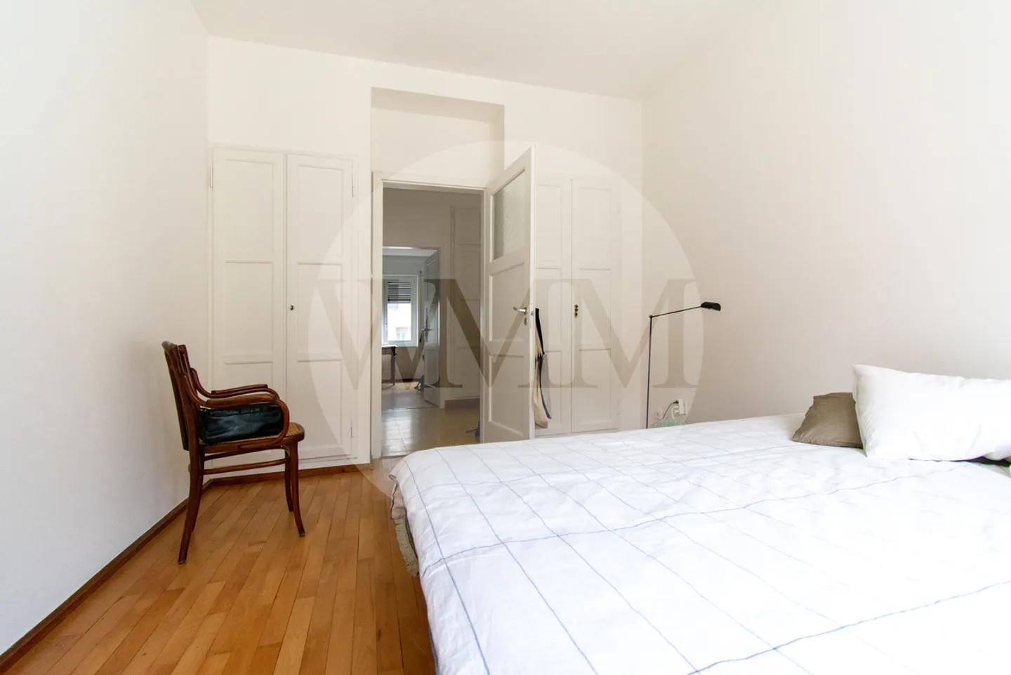 BRIGHT 4-ROOM APARTMENT TWO STEPS FROM THE LAKE - Photo 9 of 12