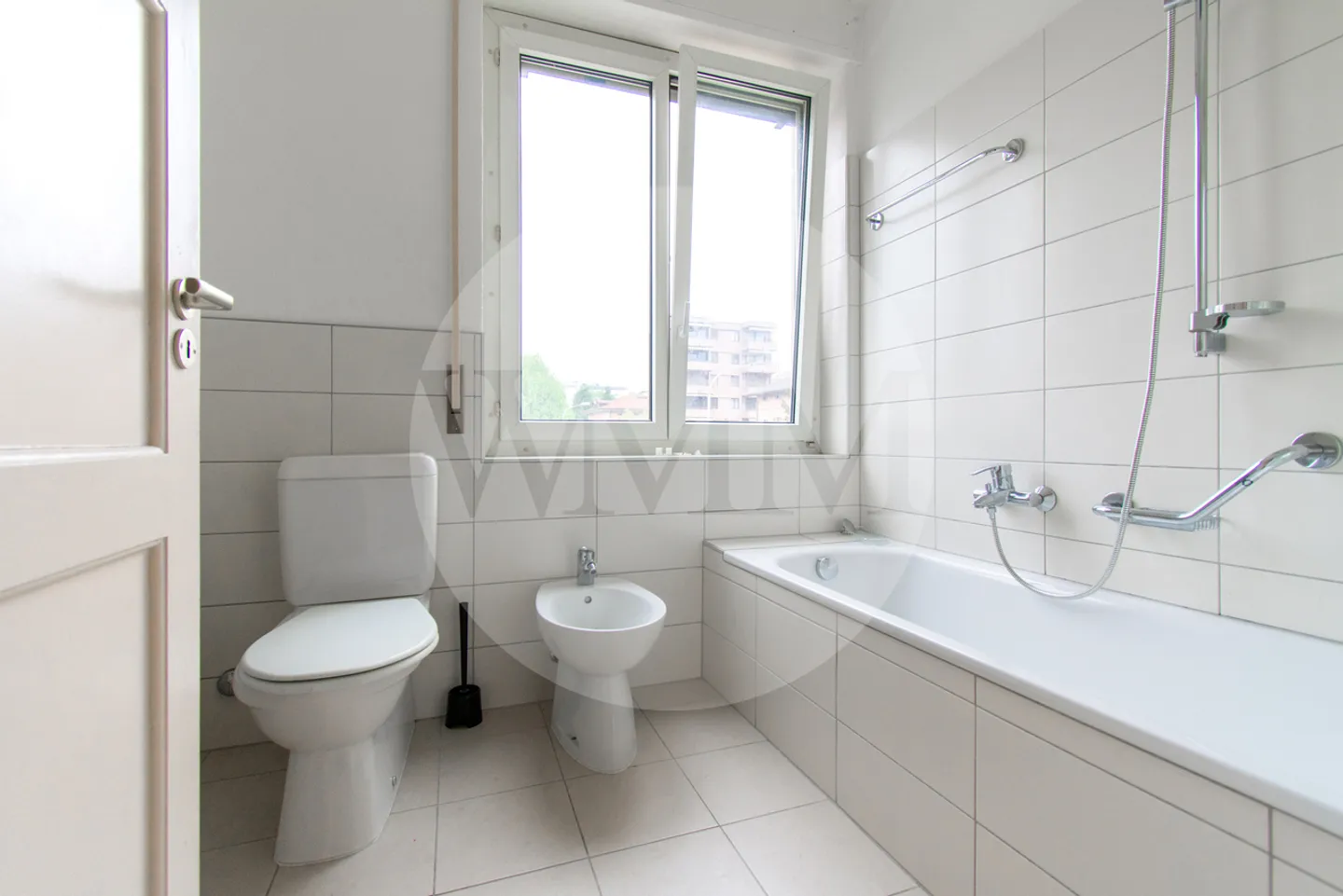 BRIGHT 4-ROOM APARTMENT TWO STEPS FROM THE LAKE - Photo 10 of 12