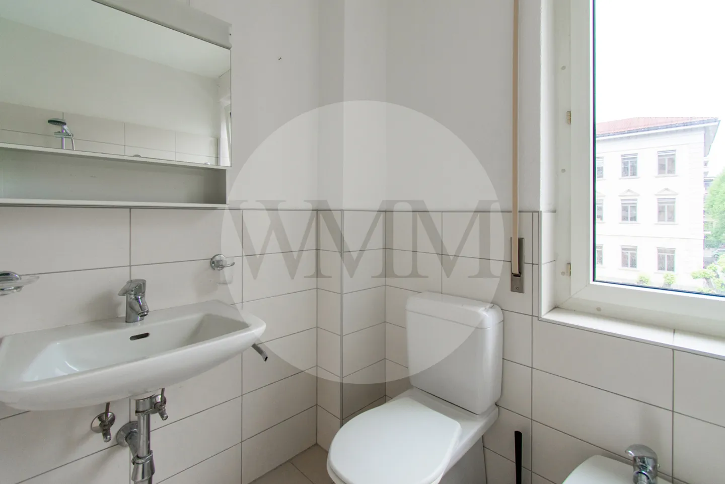 BRIGHT 4-ROOM APARTMENT TWO STEPS FROM THE LAKE - Photo 11 of 12