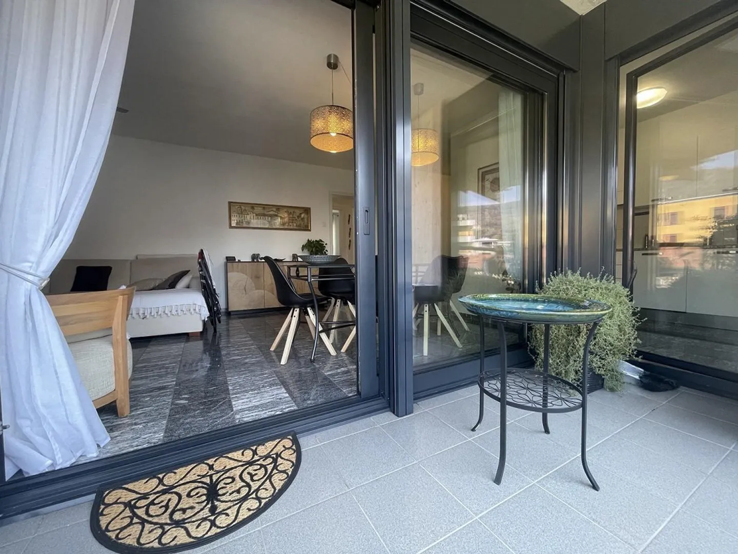 ELEGANTE WOHNUNG 4.5 IM OBERSTEN STOCK MIT ZWEI PARKPLÄTZEN - Foto 1 von 13